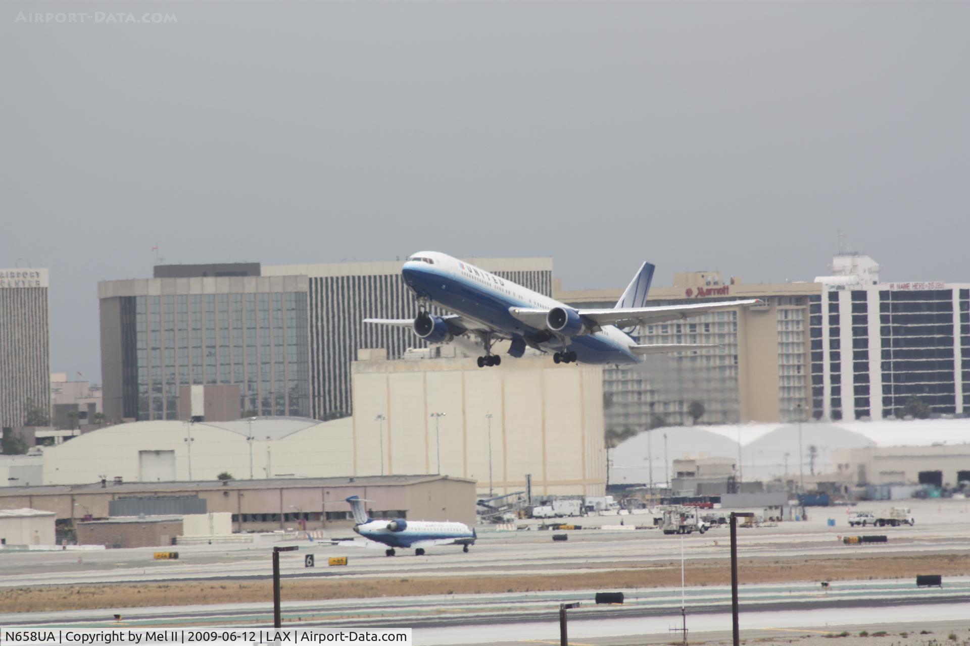 N658UA, 1993 Boeing 767-322 C/N 27113, UAL320 - KLAX-KORD - Departing RWY 25R