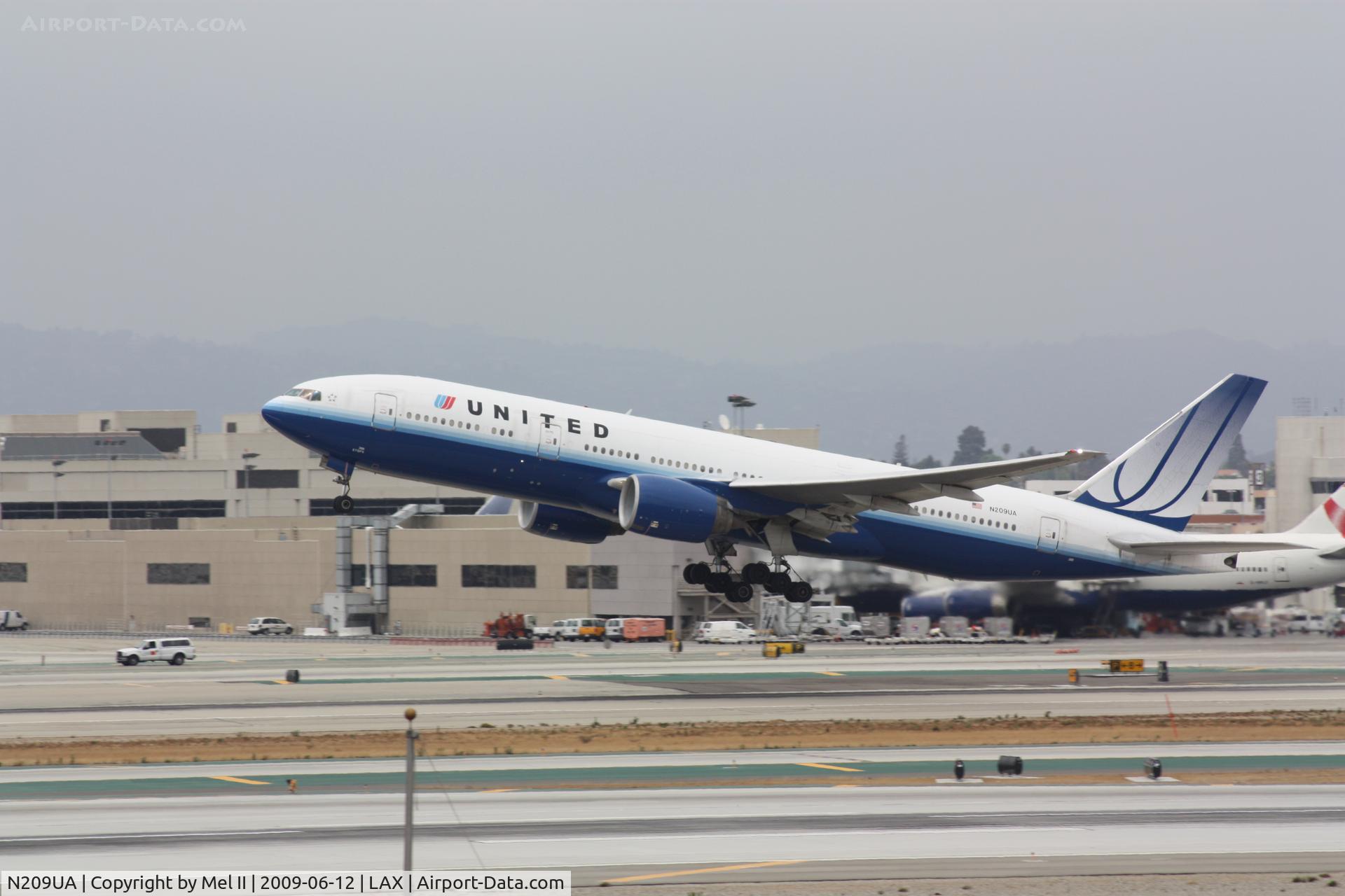 N209UA, 1999 Boeing 777-222 C/N 30215, UAL934 - KLAX-EGLL - Departing RWY 25R