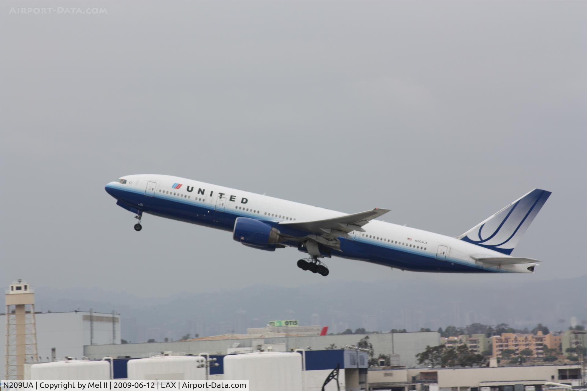N209UA, 1999 Boeing 777-222 C/N 30215, UAL934 - KLAX-EGLL - Departing RWY 25R