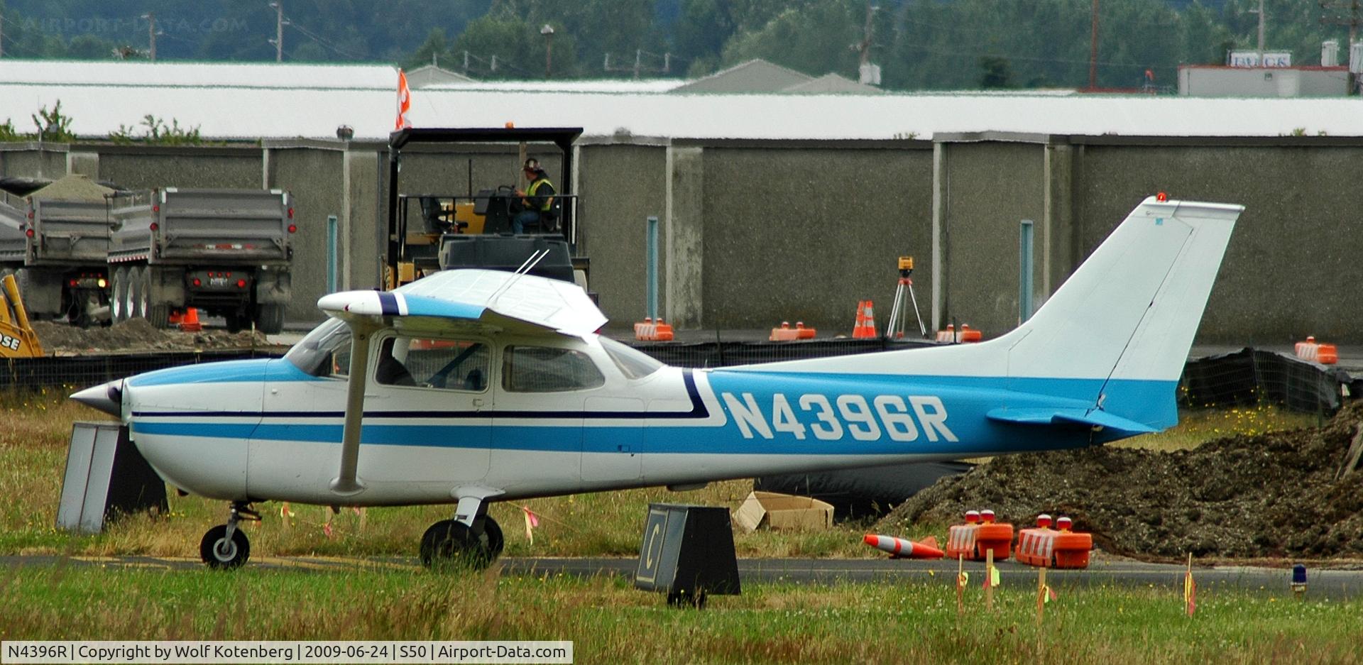 N4396R, 1974 Cessna 172M C/N 17263146, rolling toward the active