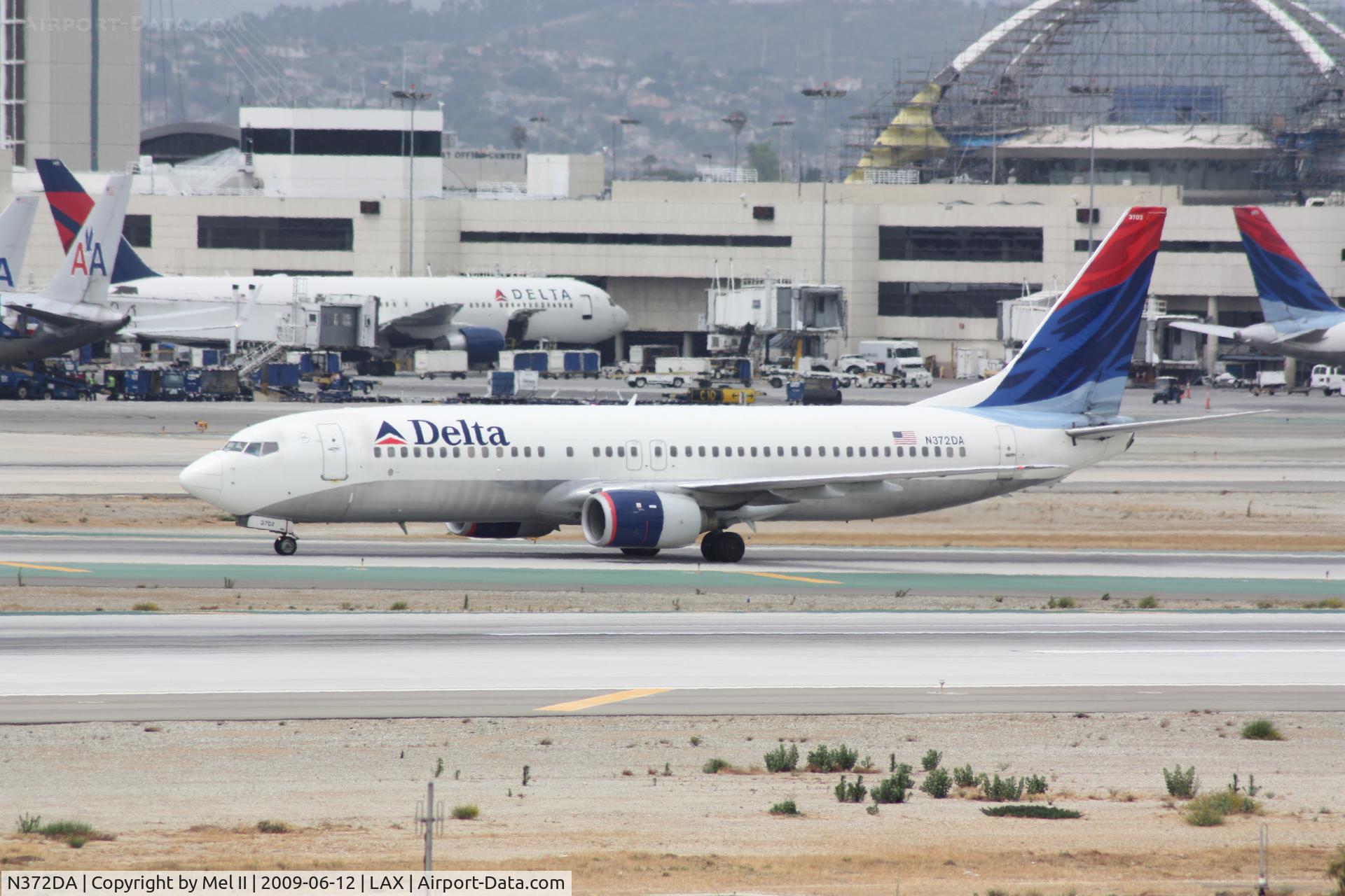 N372DA, 1998 Boeing 737-832 C/N 29620, DAL707 - KJFK-KLAX - Landing RWY 25L