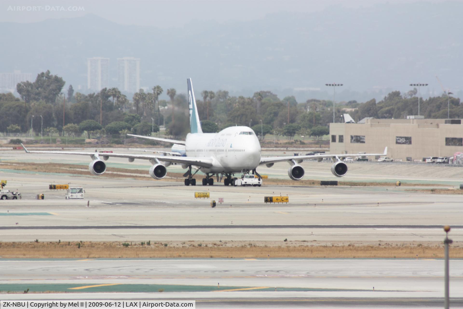 ZK-NBU, 1992 Boeing 747-419 C/N 25605, Taxiing To Gate