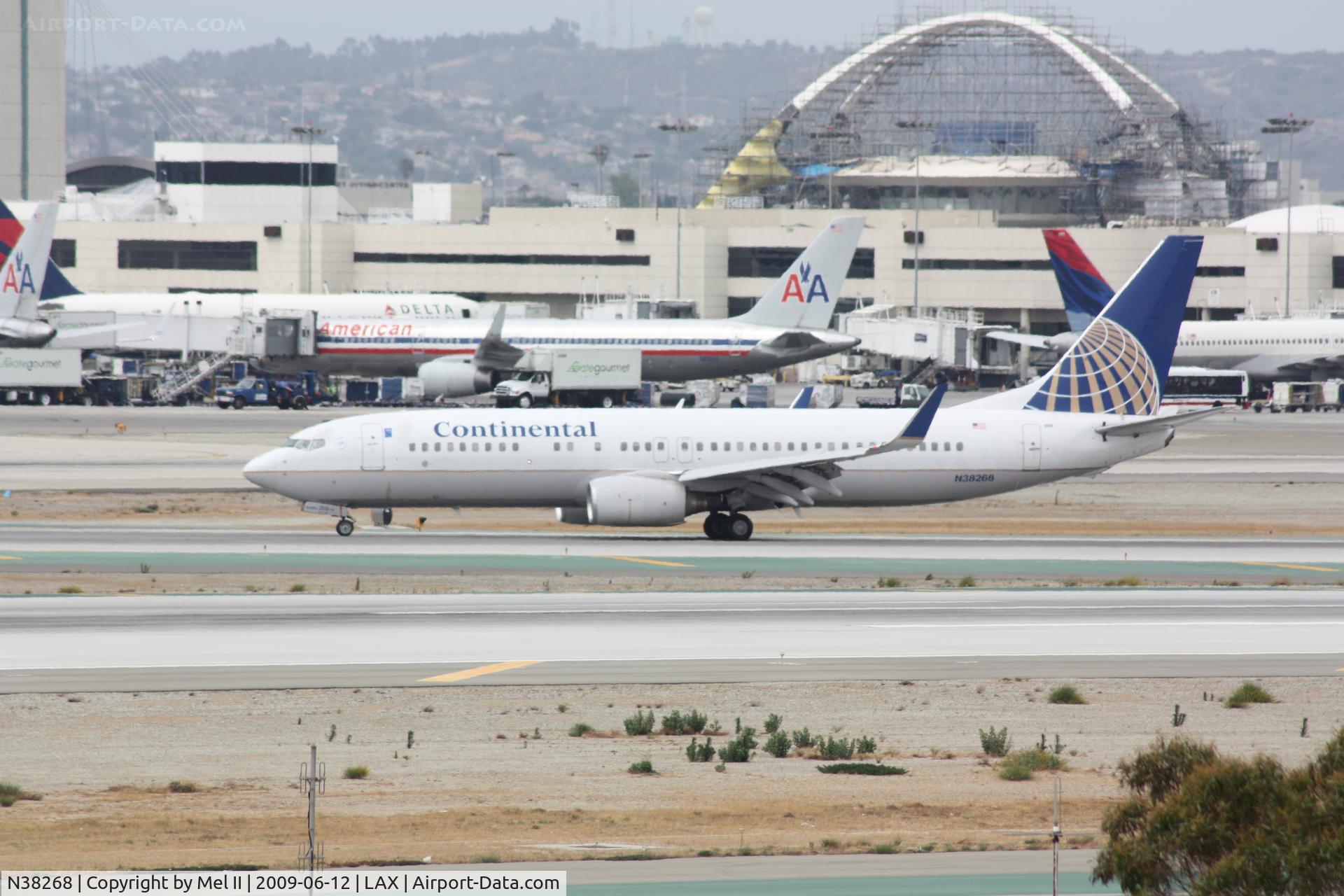 N38268, 2001 Boeing 737-824 C/N 31587, COA1695 - KIAH-KLAX - Landing RWY 25L