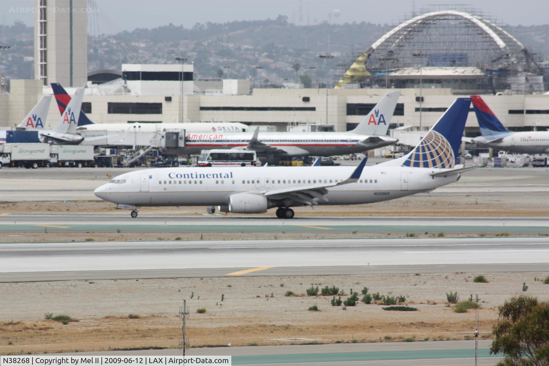 N38268, 2001 Boeing 737-824 C/N 31587, COA1695 - KIAH-KLAX - Landing RWY 25L