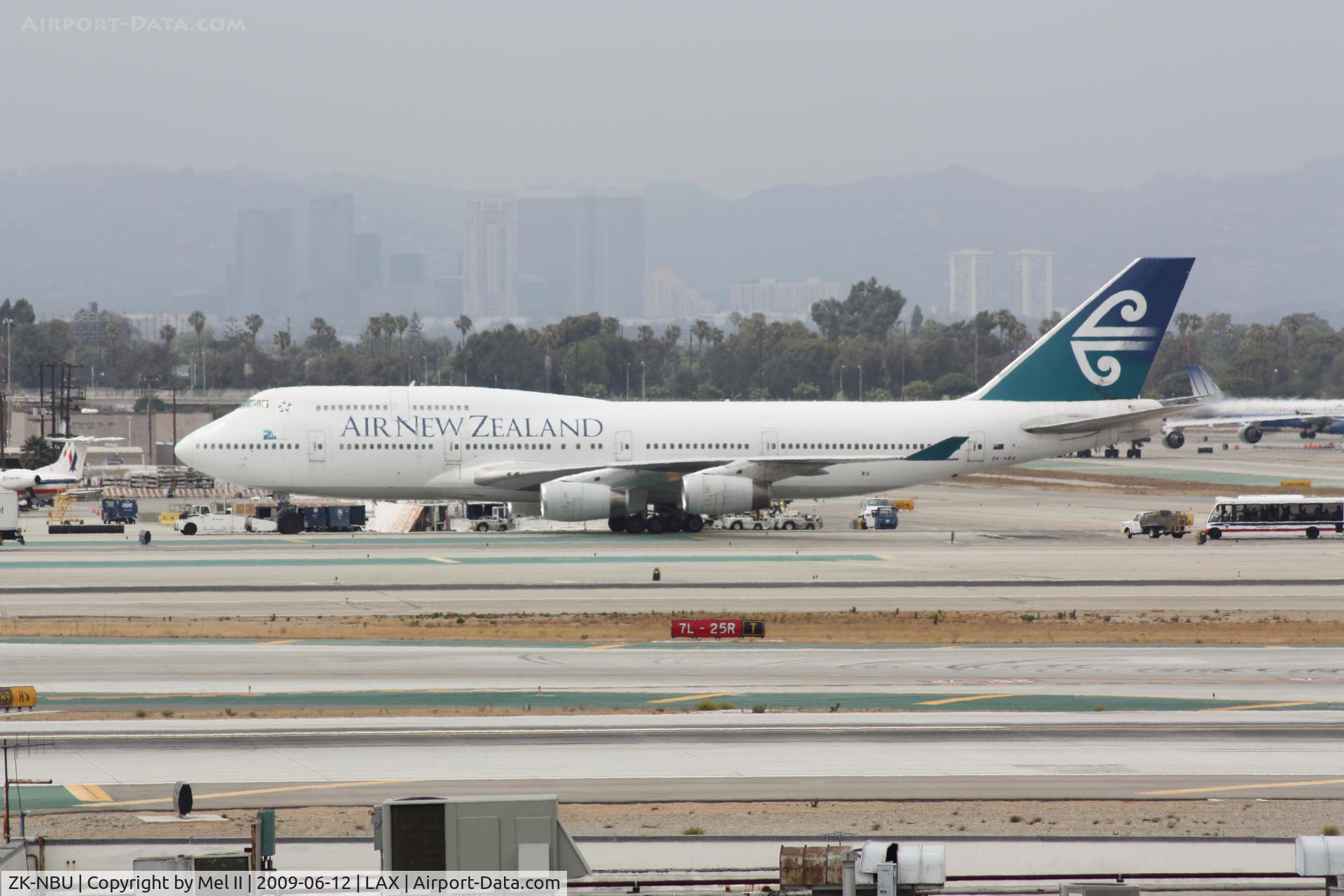 ZK-NBU, 1992 Boeing 747-419 C/N 25605, Taxiing To Gate