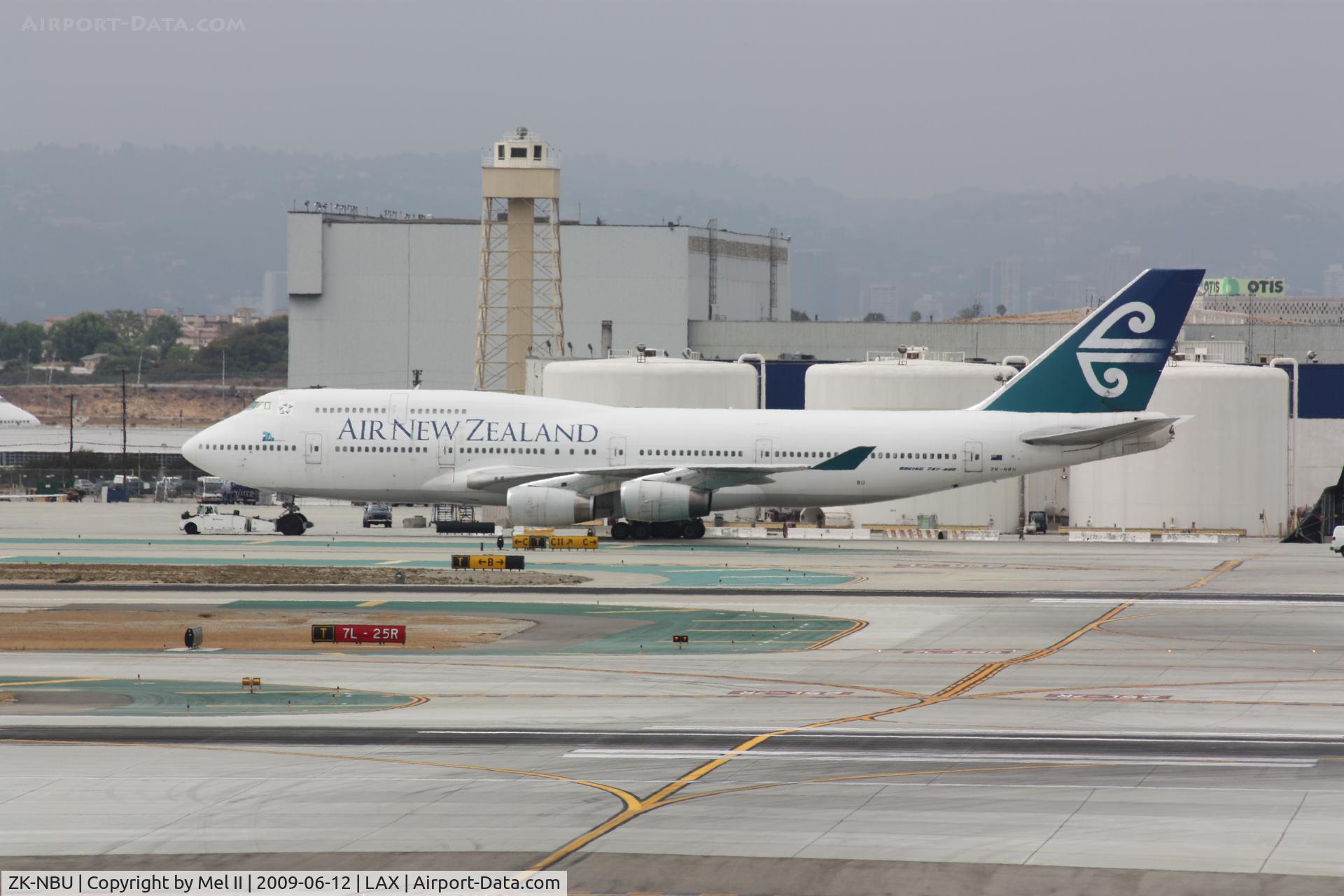 ZK-NBU, 1992 Boeing 747-419 C/N 25605, Taxiing To Gate