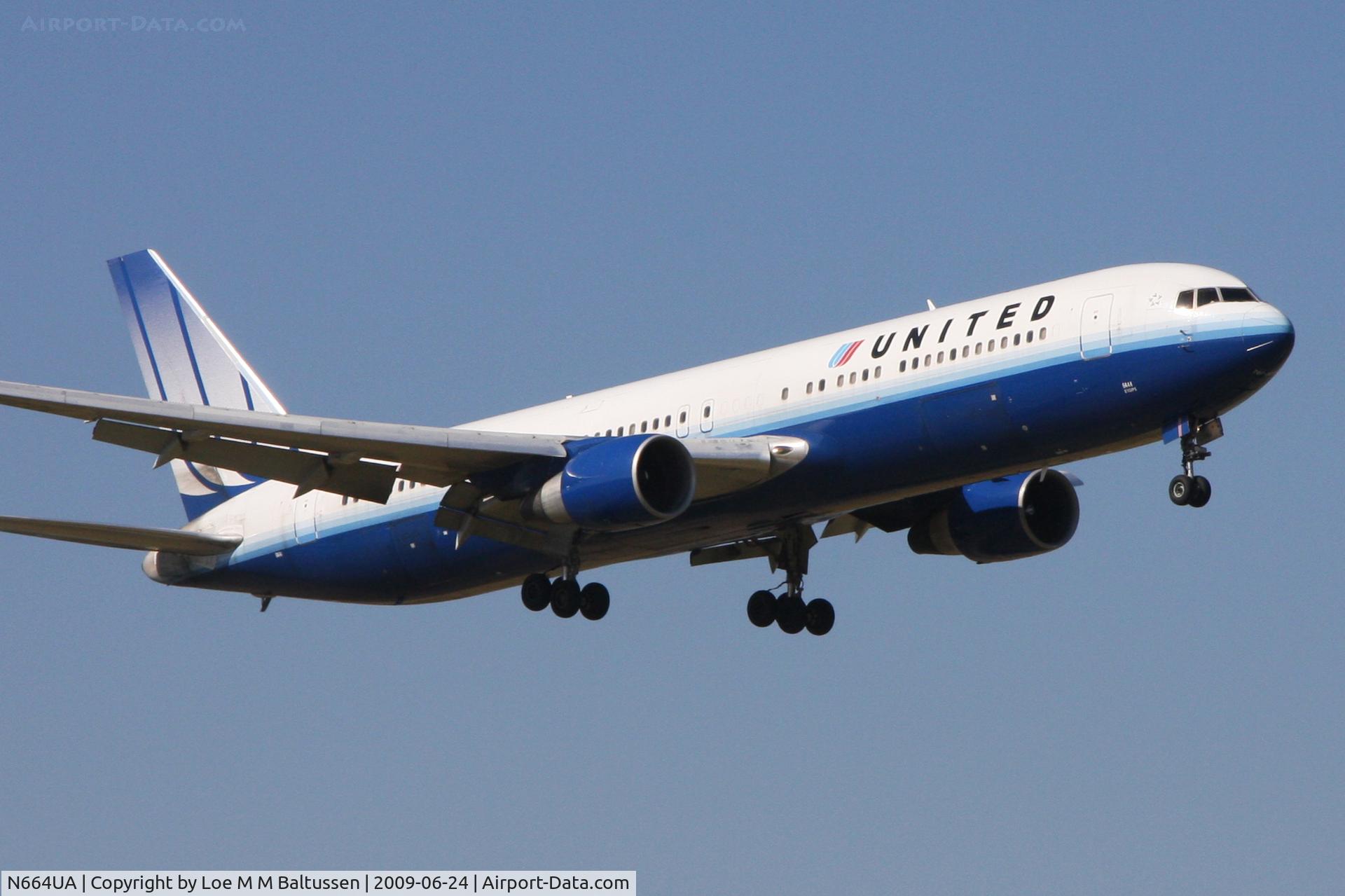 N664UA, 1998 Boeing 767-322 C/N 29236, EHSC Schiphol RWY 36R