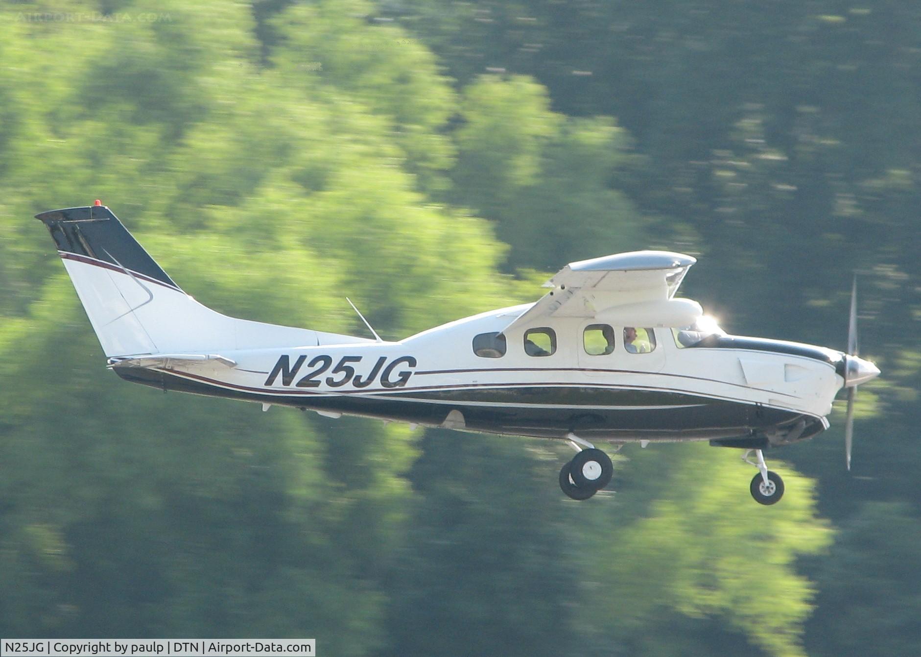 N25JG, 1979 Cessna P210N Pressurised Centurion C/N P21000329, Landing on 14 at the Shreveport Downtown airport.