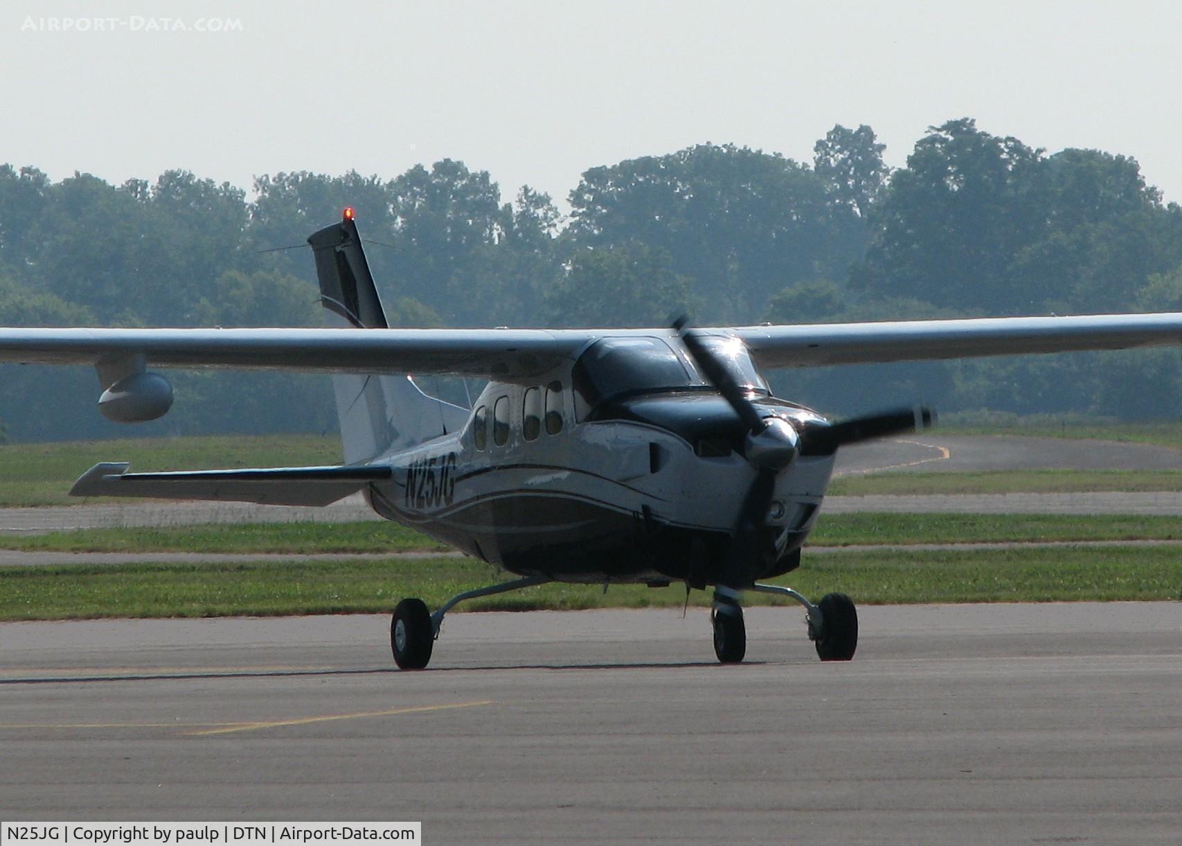 N25JG, 1979 Cessna P210N Pressurised Centurion C/N P21000329, Taxiing in after landing at Downtown Shreveport.