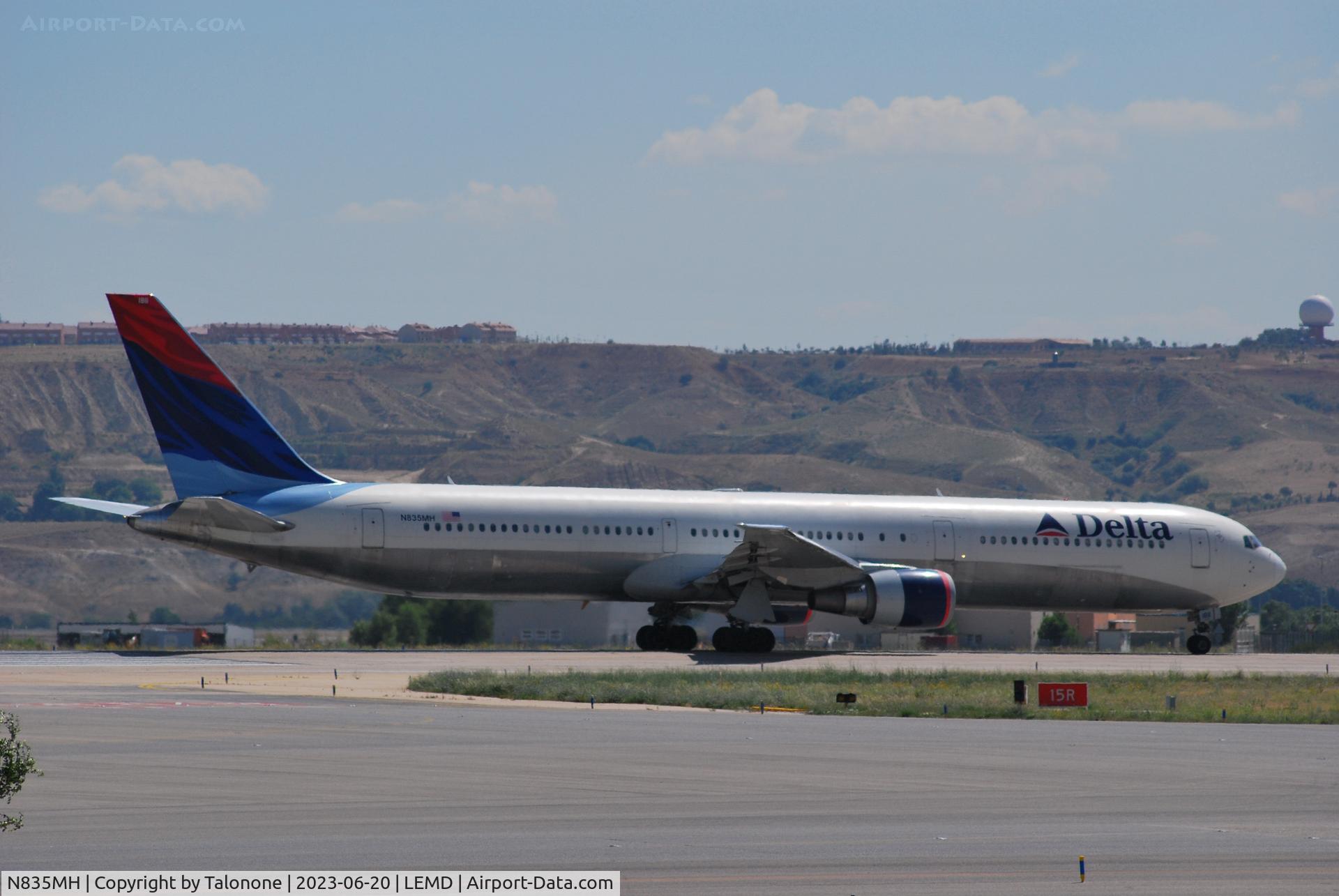N835MH, 2000 Boeing 767-432/ER C/N 29708, On hold before take off