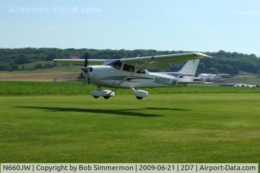N660JW, 2005 Cessna 172S C/N 172S9788, Landing on 28 at the Beach City, Ohio Father's Day fly-in.