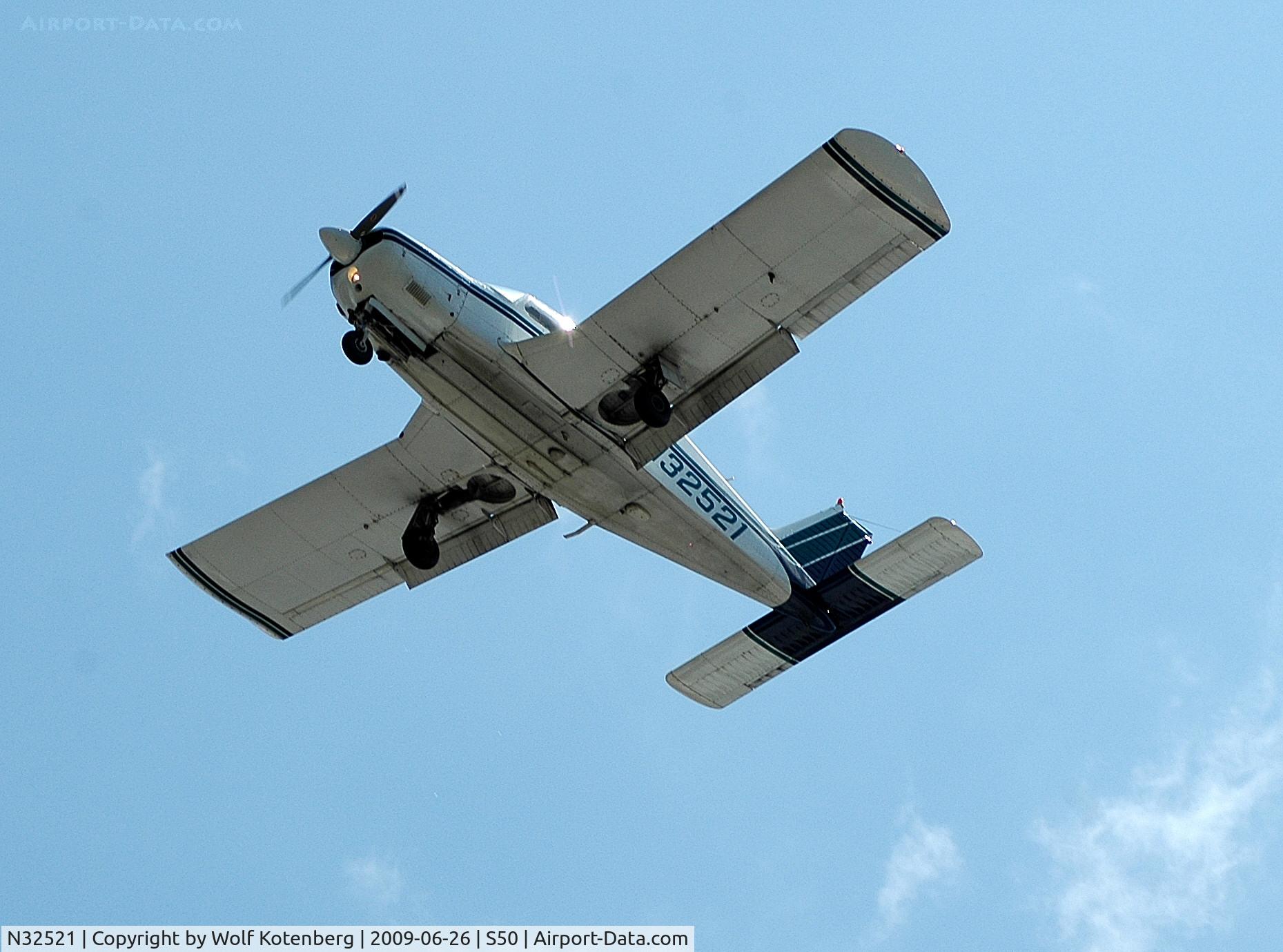 N32521, 1974 Piper PA-28R-200 Cherokee Arrow C/N 28R-7535065, underside on landing
