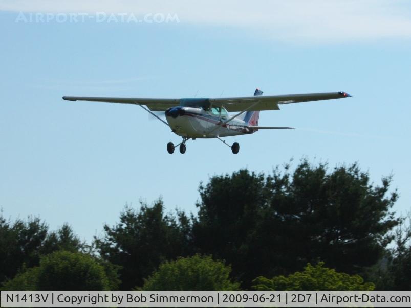 N1413V, 1976 Cessna R172K Hawk XP C/N R1722187, Landing on 28 at the Beach City, Ohio Father's Day fly-in.