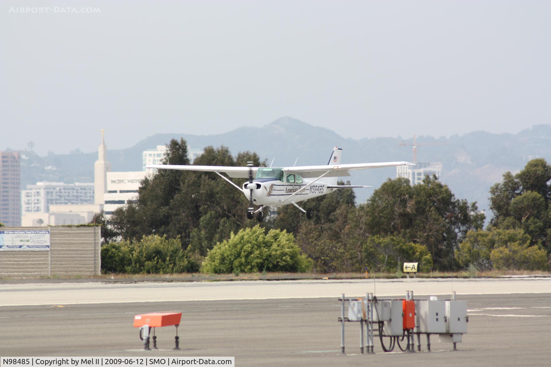 N98485, 1985 Cessna 172P C/N 17276299, Landing RWY 21