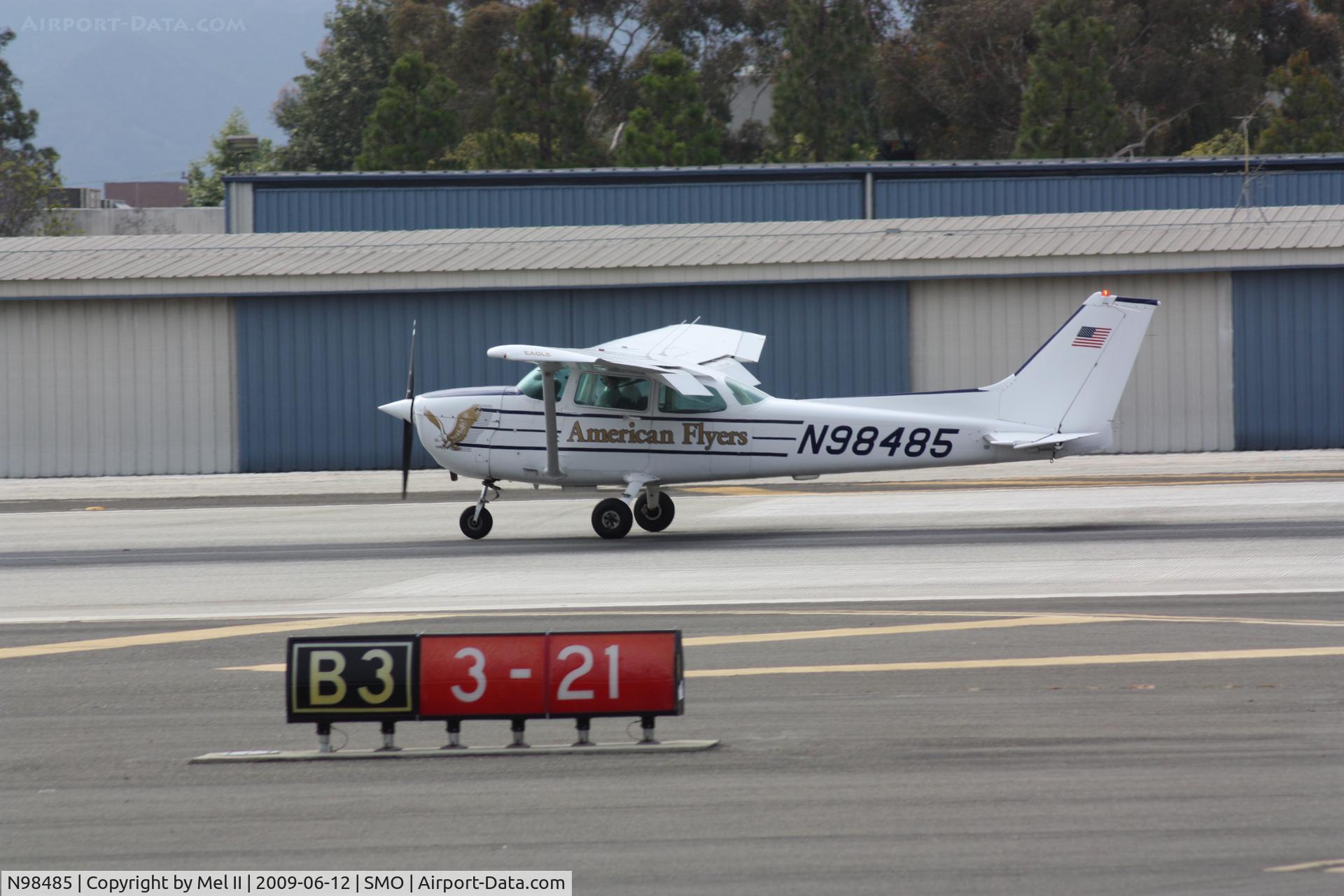 N98485, 1985 Cessna 172P C/N 17276299, Landing RWY 21