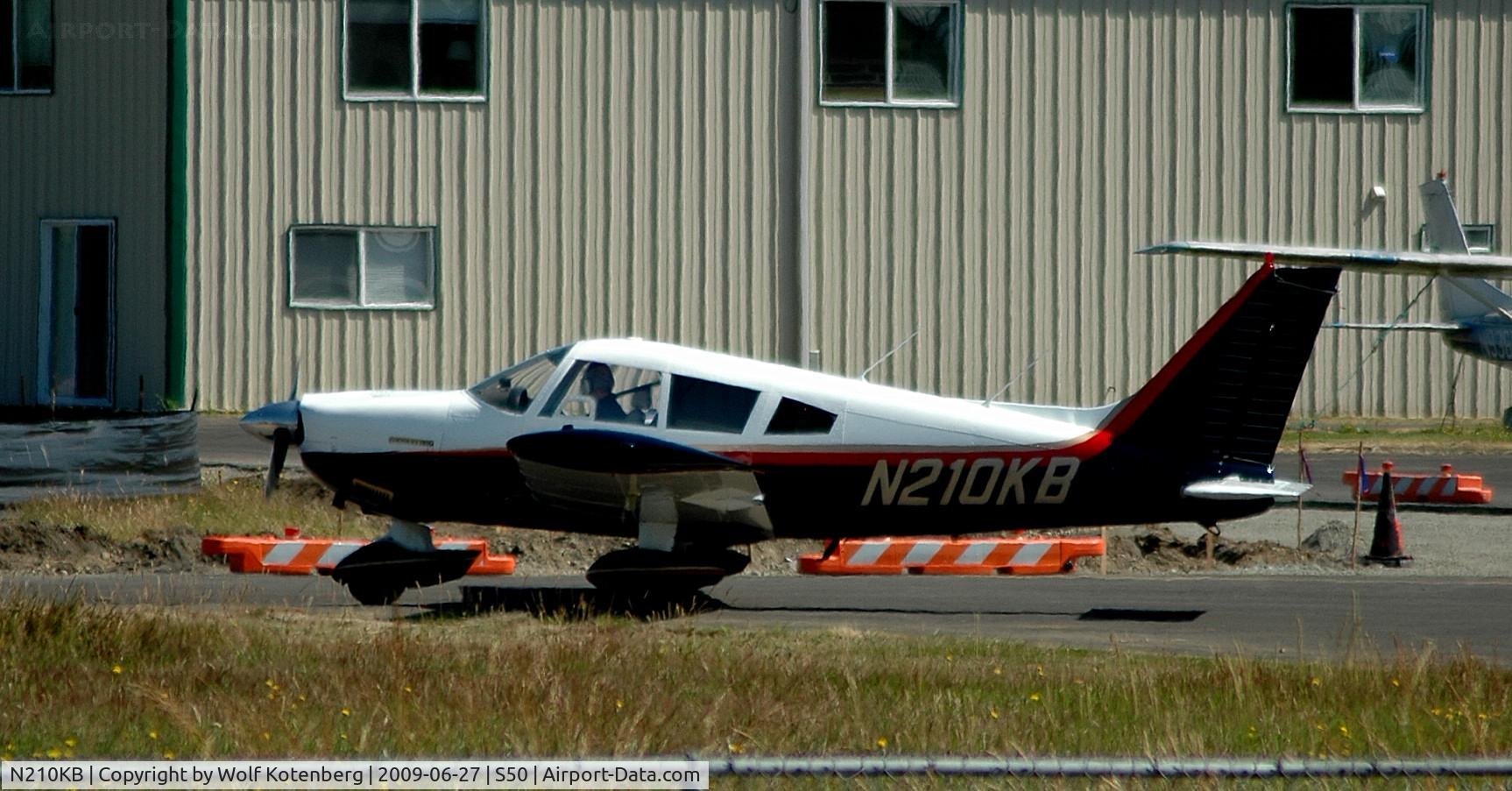 N210KB, 1972 Piper PA-28-235 C/N 28-7210017, rolling toward the active