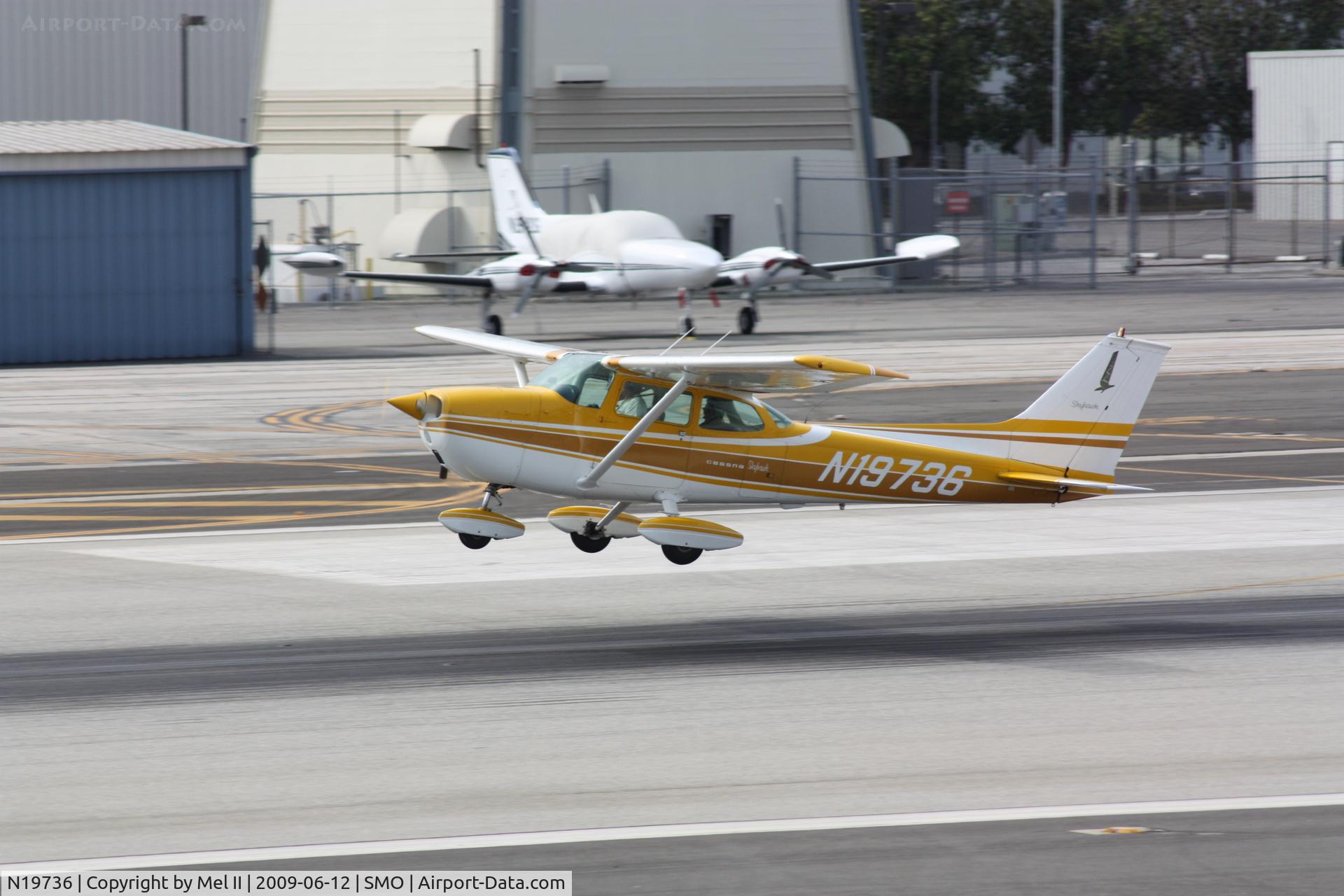 N19736, 1972 Cessna 172L C/N 17260710, Departing RWY 21