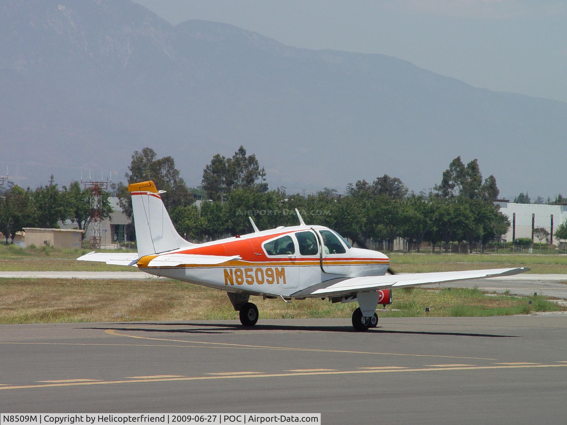 N8509M, 1963 Beech 35-B33 Debonair C/N CD-626, Taxiing to 26L
