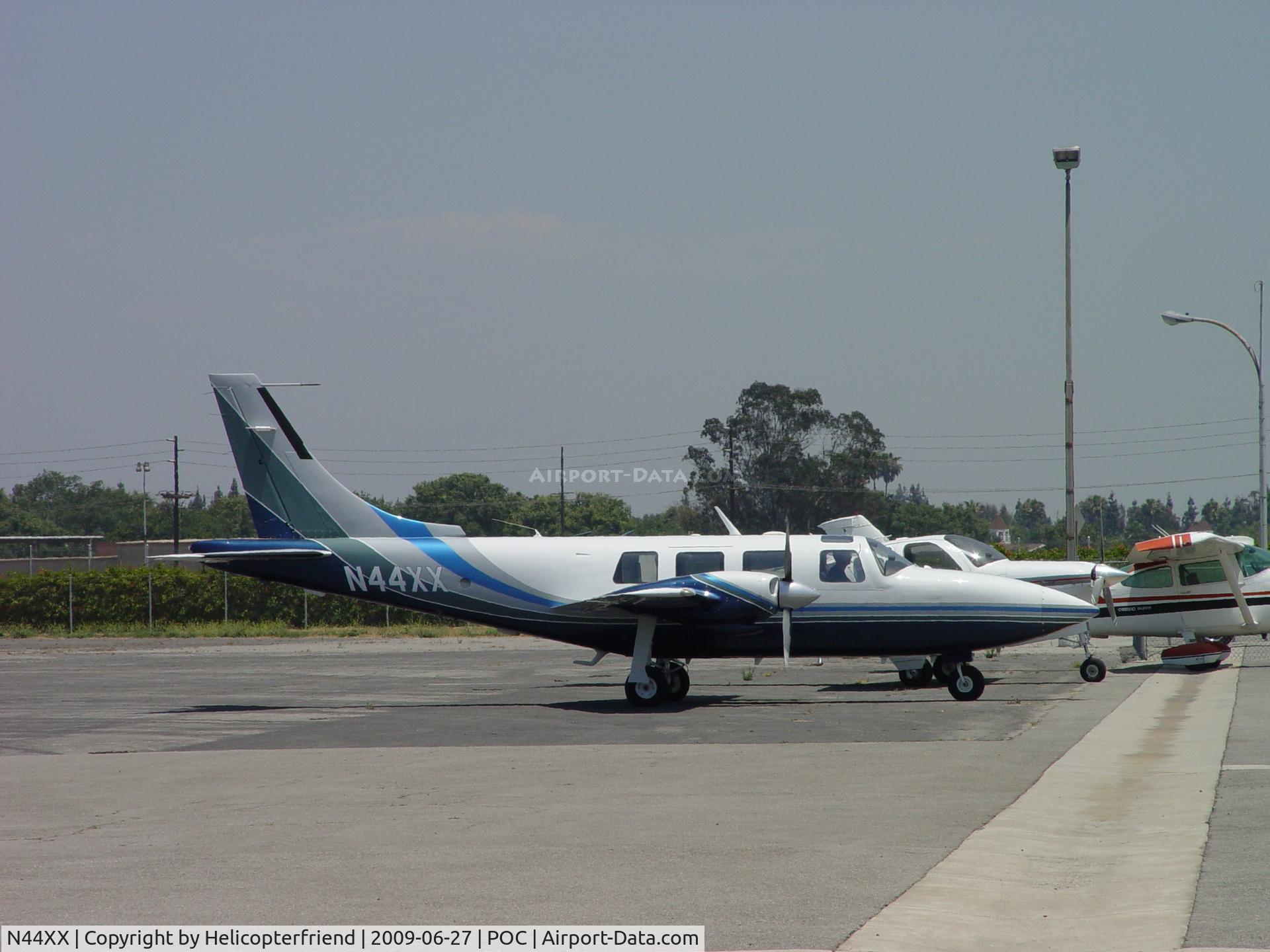 N44XX, 1979 Piper Aerostar 601P C/N 61P07398063362, Starting engines getting ready to depart from Howard Aviation lot