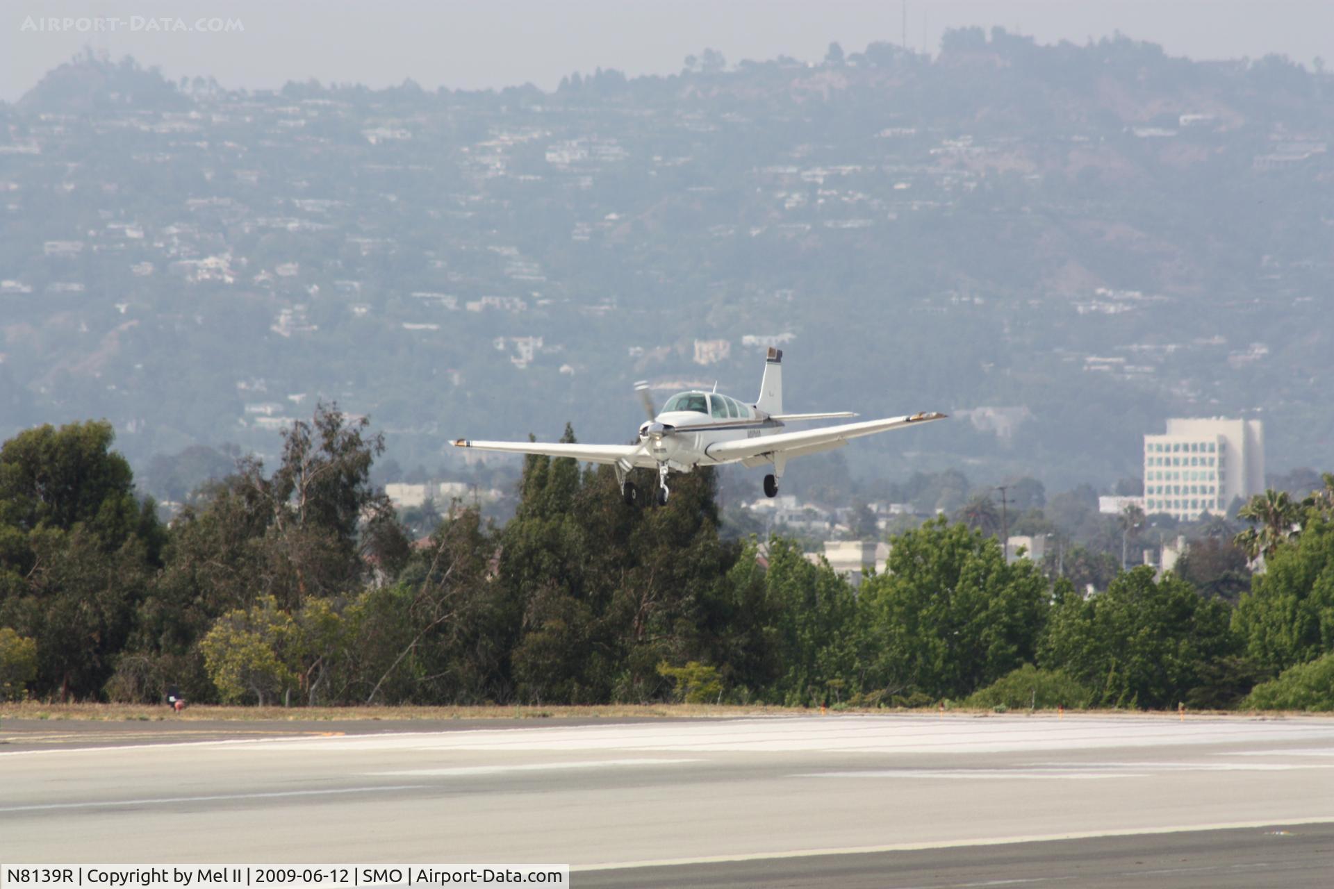 N8139R, 1974 Beech F33A Bonanza C/N CE-522, Landing RWY 21