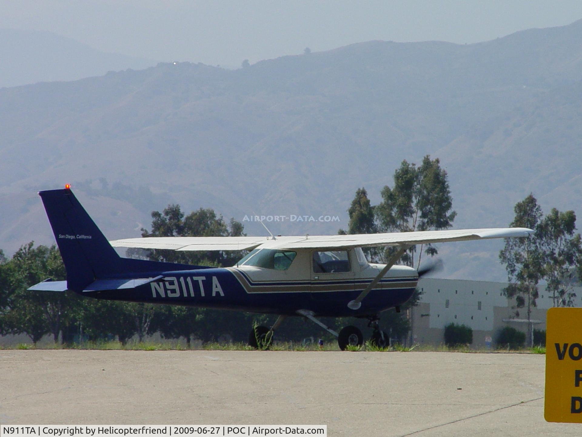 N911TA, 1982 Cessna 152 C/N 15285555, Waiting for take off clearence