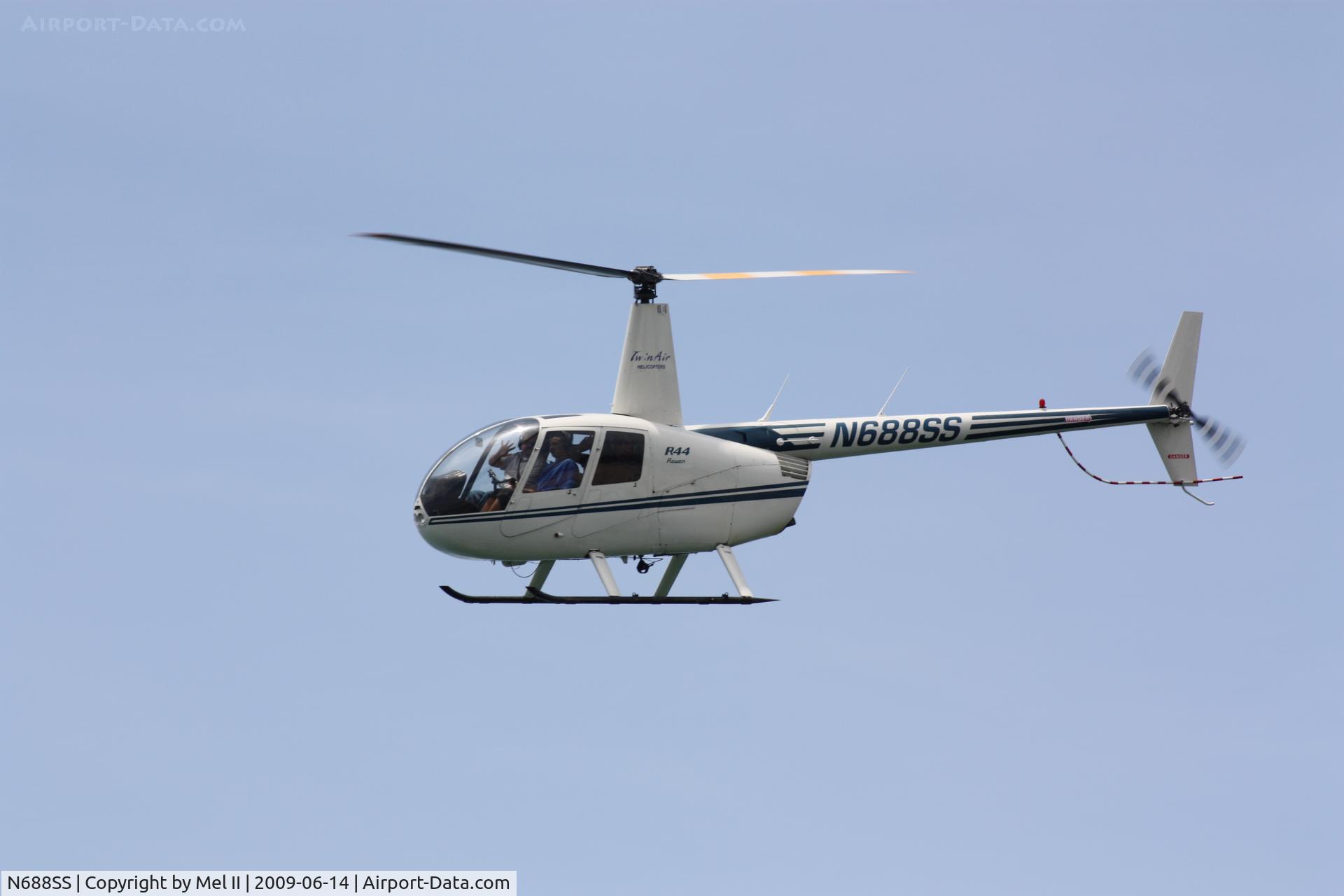 N688SS, 2000 Robinson R44 Raven C/N 0861, Flying Over Santa Monica Pier