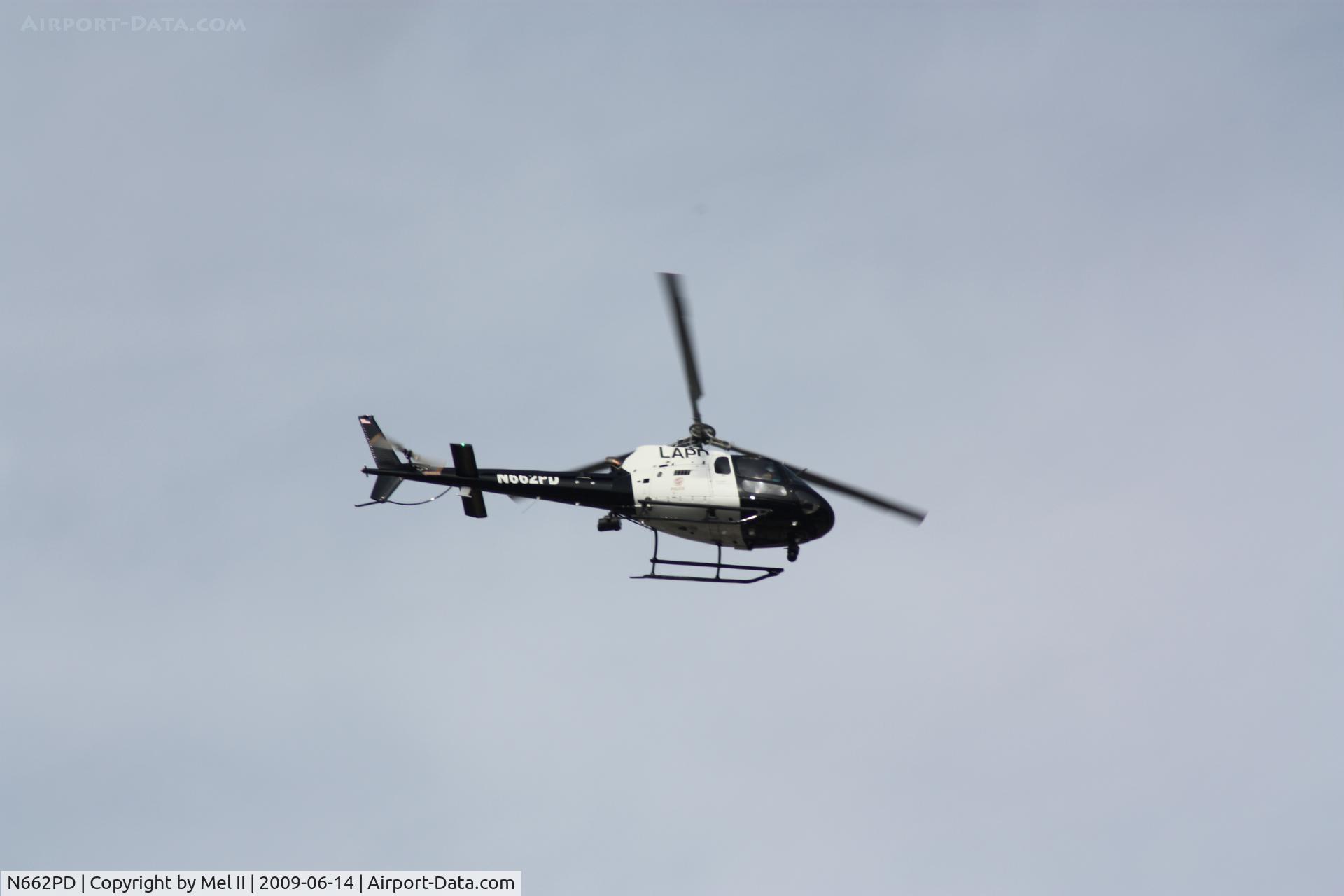 N662PD, 2006 Eurocopter AS-350B-2 Ecureuil Ecureuil C/N 4069, LAPD Flying Over Hollywood Blvd