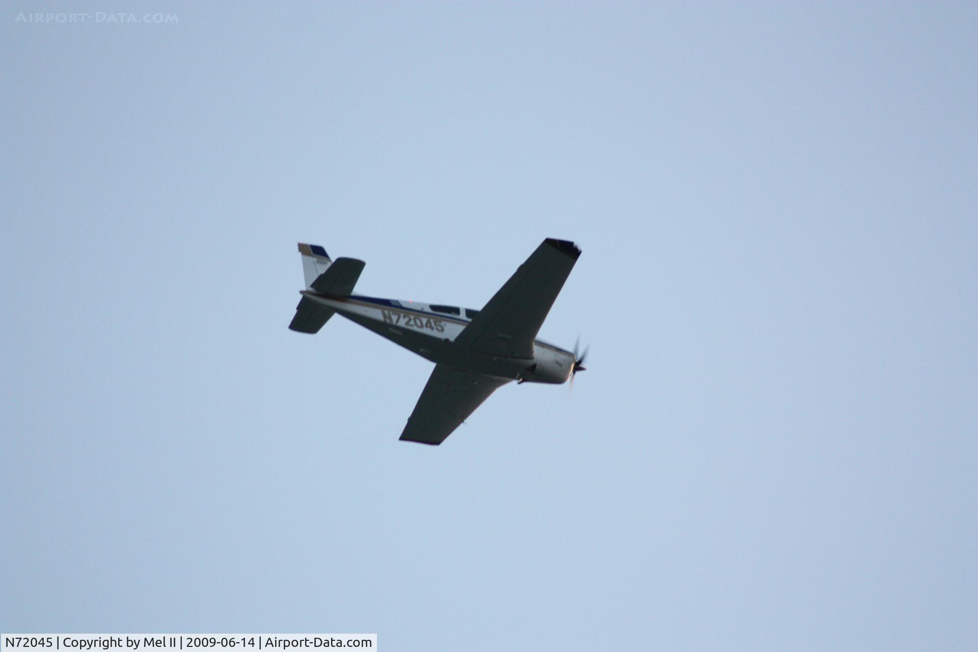 N72045, 1984 Beech F33A Bonanza C/N CE-1042, Flying Over Santa Monica Pier