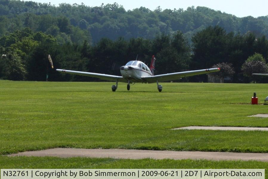N32761, 1974 Piper PA-28-151 C/N 28-7515232, Landing on 28 at the Beach City, Ohio Father's Day fly-in.