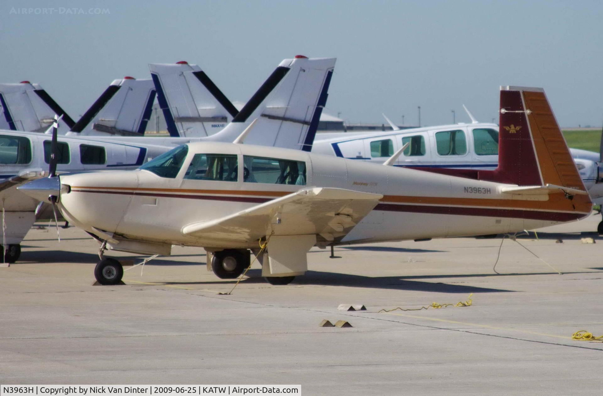 N3963H, 1980 Mooney M20J 201 C/N 24-0995, Sitting on the Ramp