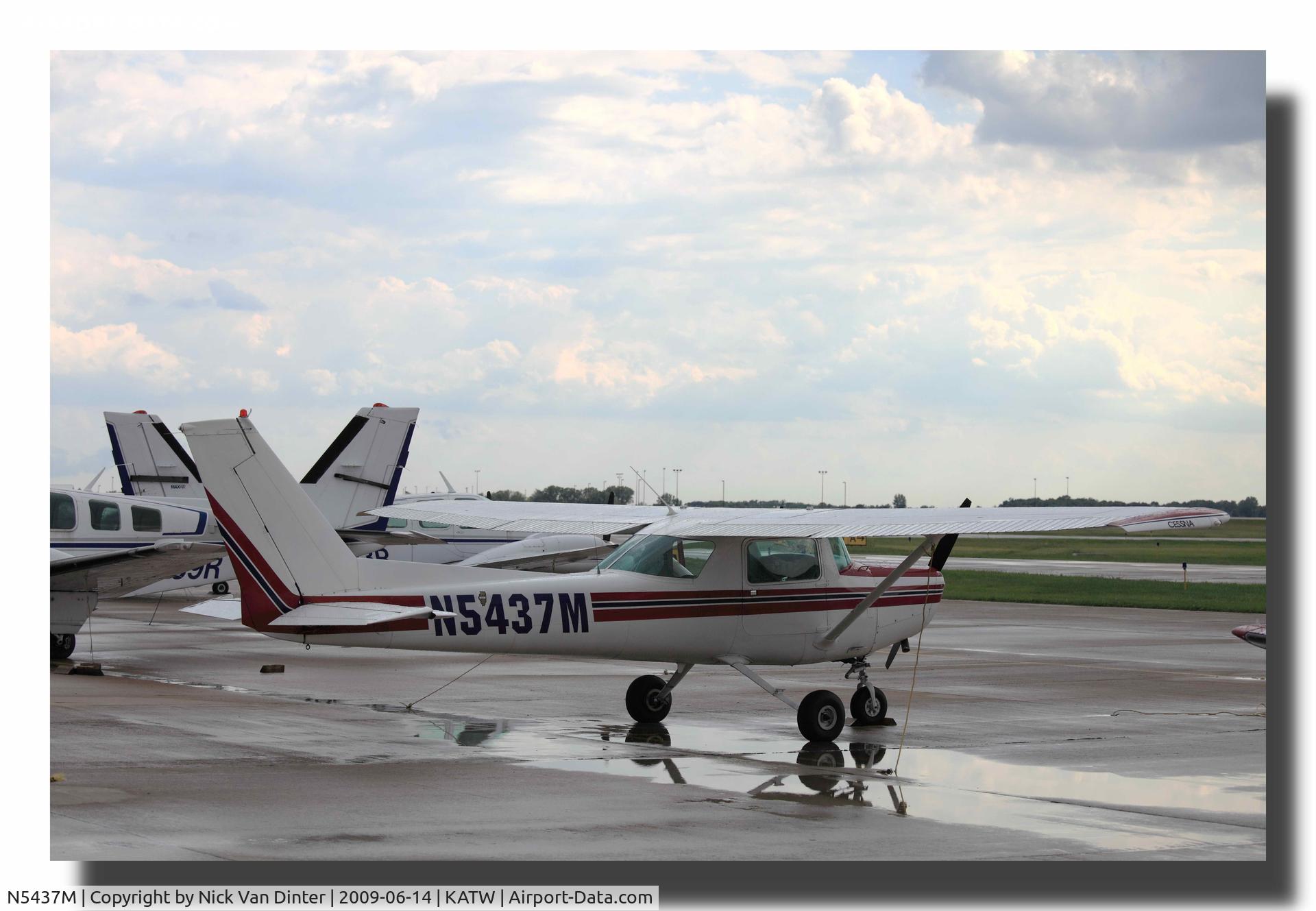 N5437M, 1980 Cessna 152 C/N 15284587, Sitting on the Ramp