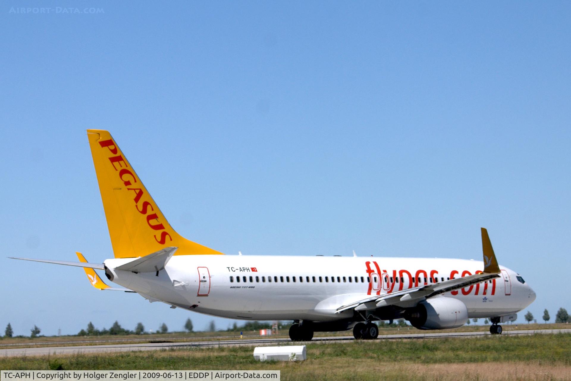 TC-APH, 2001 Boeing 737-8S3 C/N 29250/792, On taxi way to take off