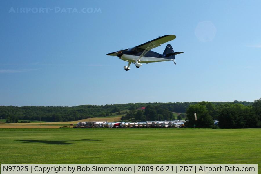 N97025, 1946 Stinson 108-1 Voyager C/N 108-1025, Landing on 28 at the Father's Day fly-in; Beach City, Ohio.