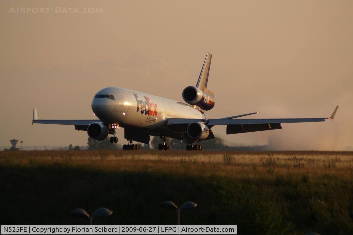 N525FE, 1992 McDonnell Douglas MD-11F C/N 48565, playing with the backlit