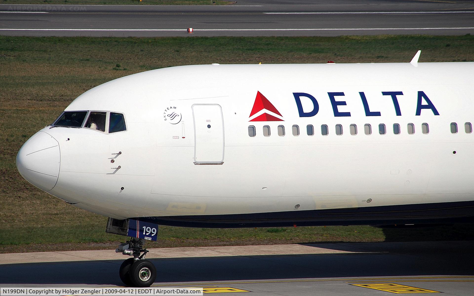 N199DN, 1998 Boeing 767-332/ER C/N 28456, Close shot of rolling by DELTA on the way to take off