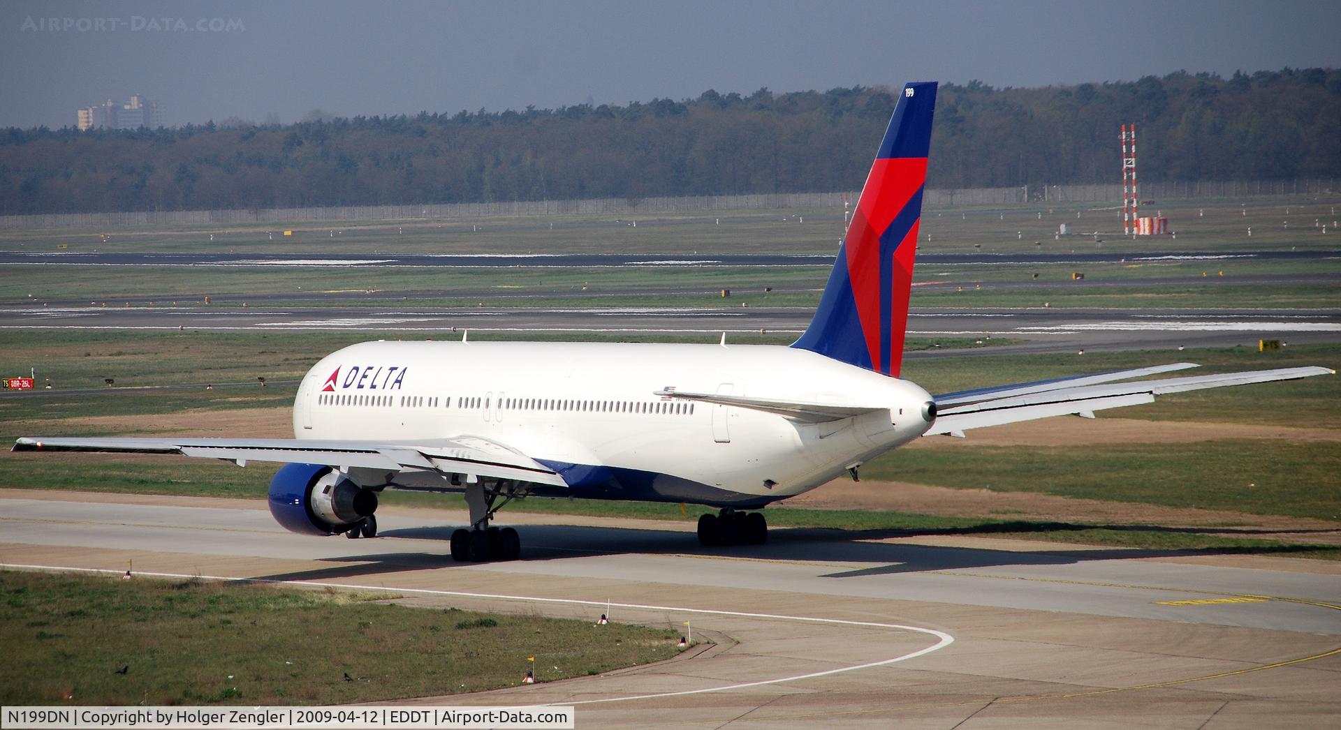 N199DN, 1998 Boeing 767-332/ER C/N 28456, On taxiway for a eastwards take off