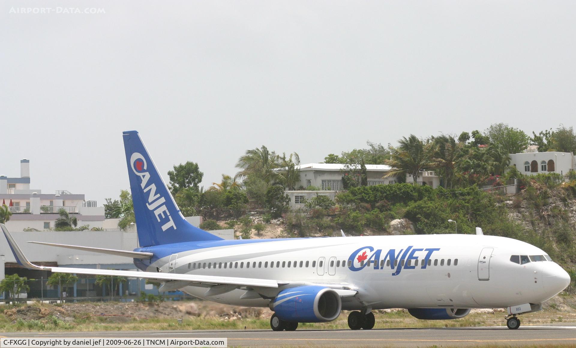 C-FXGG, 2000 Boeing 737-81Q C/N 29051, taxing runway 10