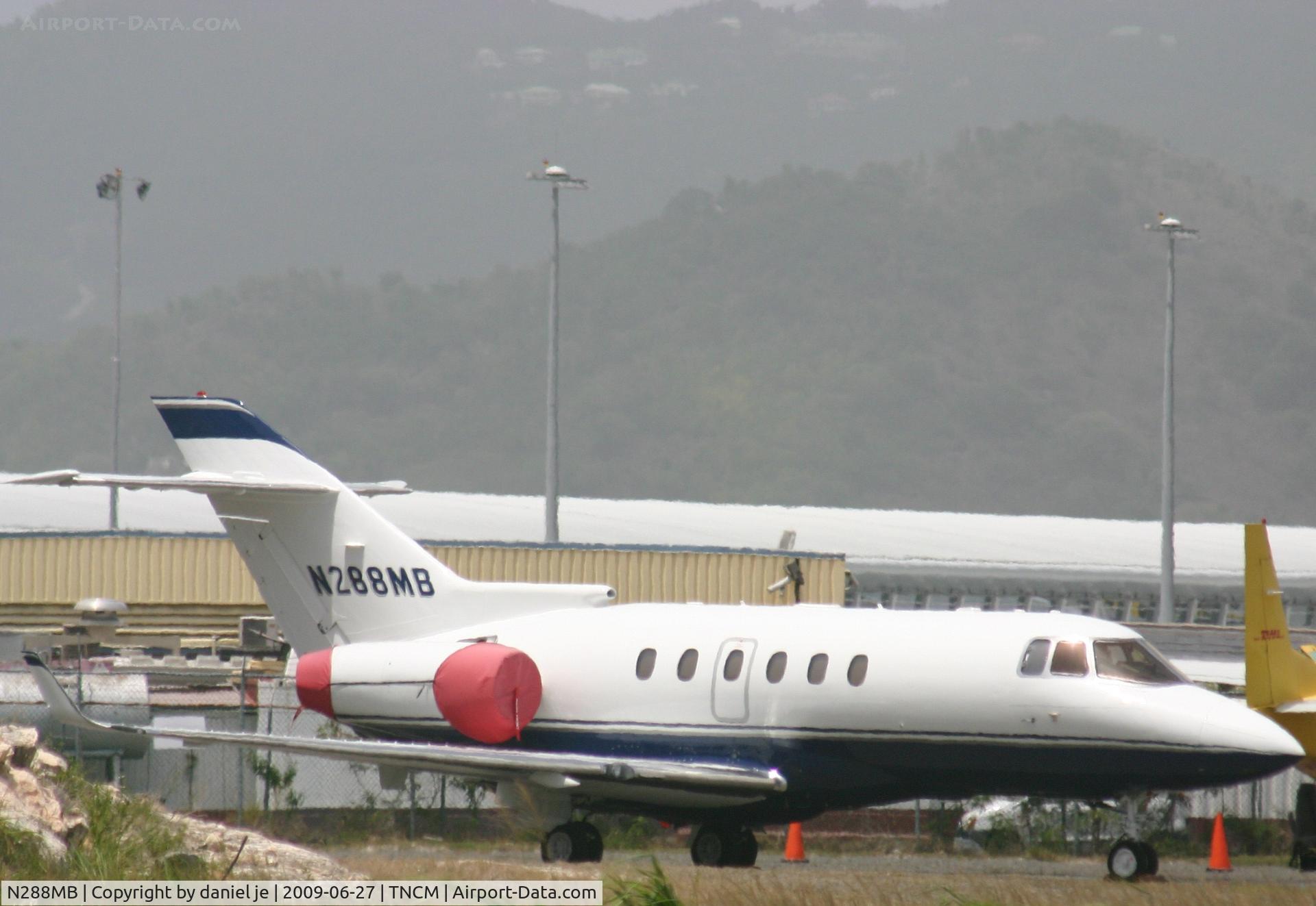 N288MB, 2008 Hawker Beechcraft 900XP C/N HA-0063, park at the cargo ramp