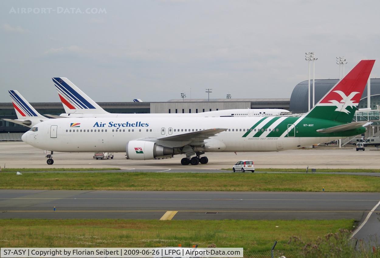S7-ASY, 2001 Boeing 767-33A/ER C/N 29386, taxi to the gate