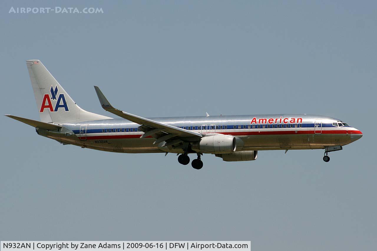 N932AN, 2000 Boeing 737-823 C/N 29530, American Airlines landing at DFW