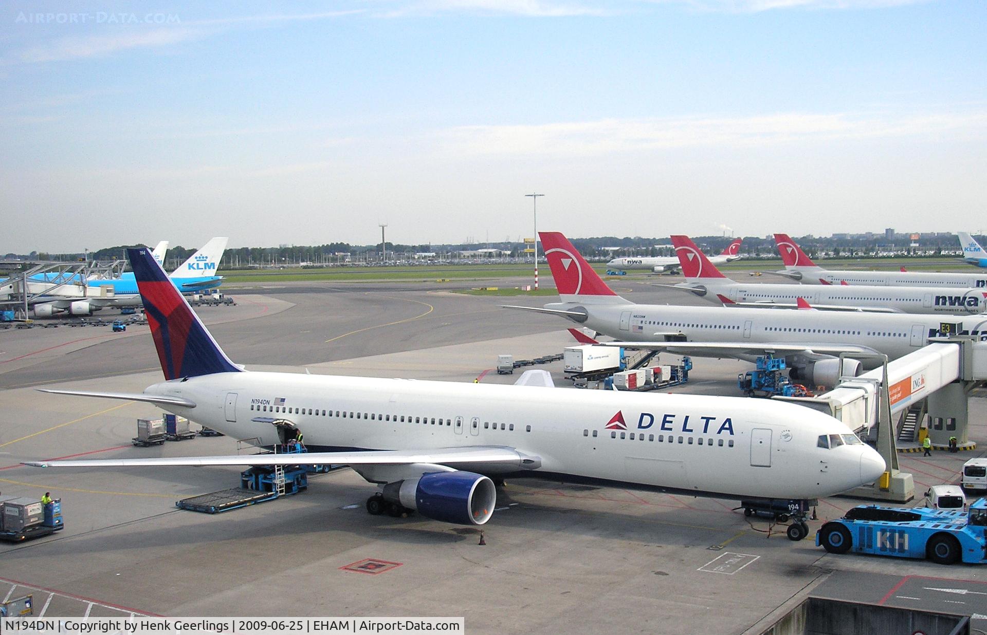 N194DN, 1997 Boeing 767-332 C/N 28451, Schiphol Airport