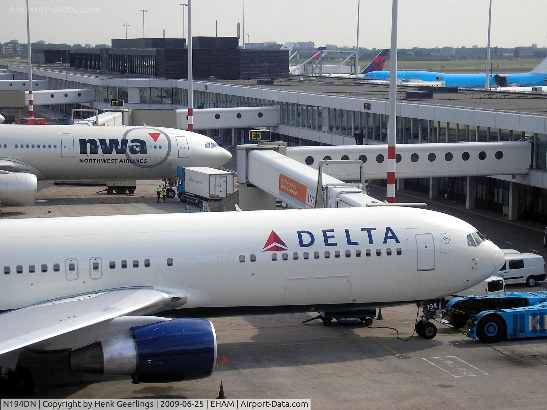 N194DN, 1997 Boeing 767-332 C/N 28451, Schiphol Airport , old and new cs
