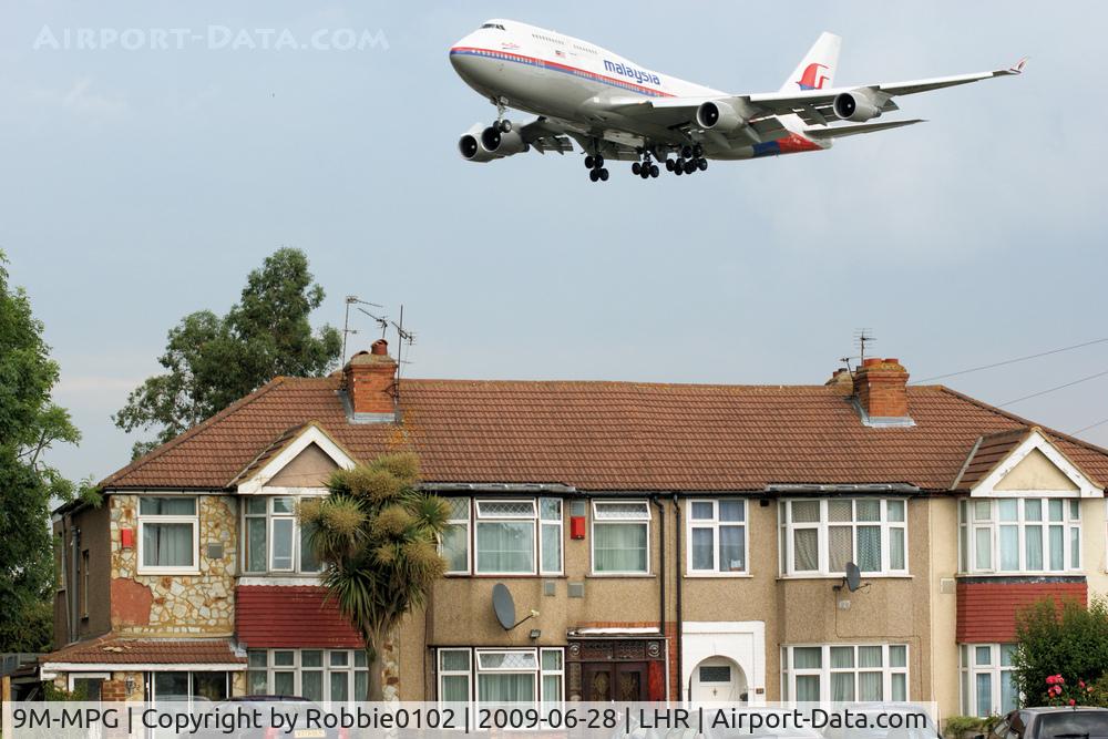 9M-MPG, 1994 Boeing 747-4H6 C/N 25703, over the houses