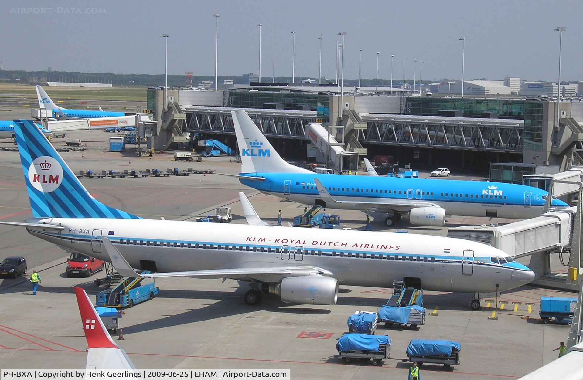 PH-BXA, 1998 Boeing 737-8K2 C/N 29131, Schiphol Airport , bagage loading , retro cs