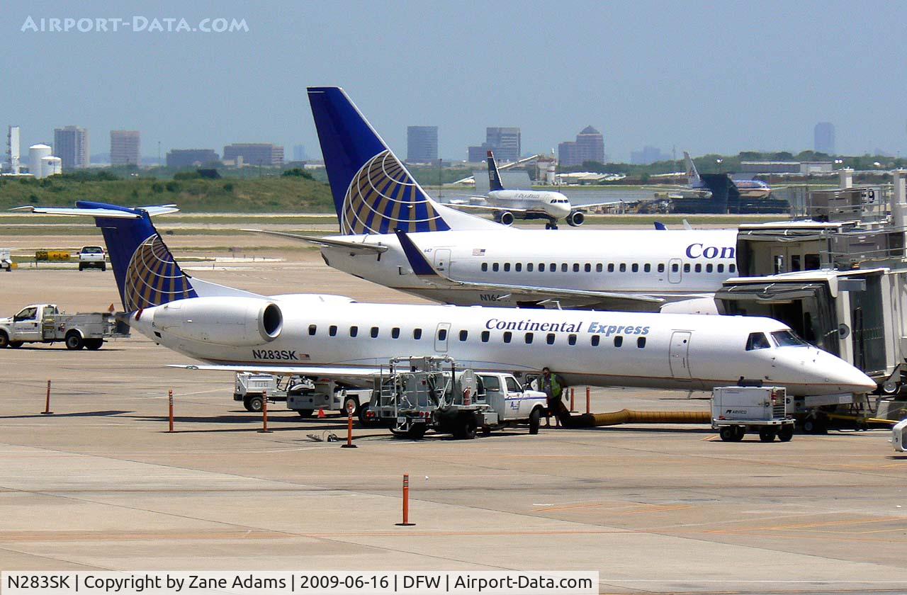 N283SK, 2001 Embraer ERJ-145LR (EMB-145LR) C/N 145424, At DFW Airport