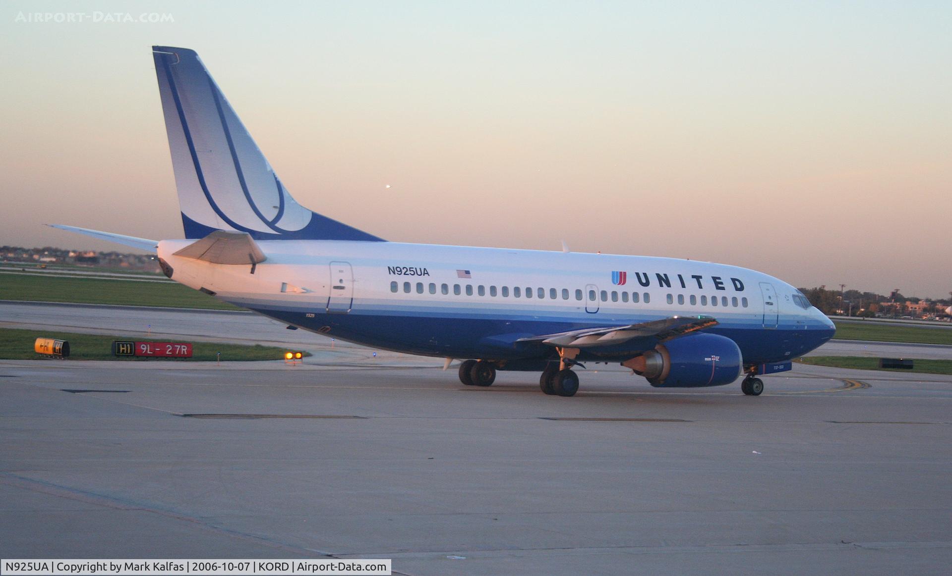 N925UA, 1992 Boeing 737-522 C/N 26646, Taxiway Hotel for 27R (now 27L)  KORD