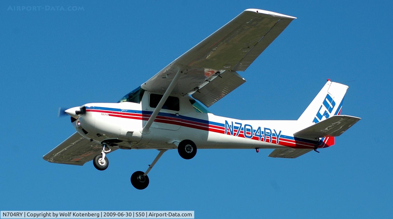 N704RY, 1976 Cessna 150M C/N 15078825, in flight, on final