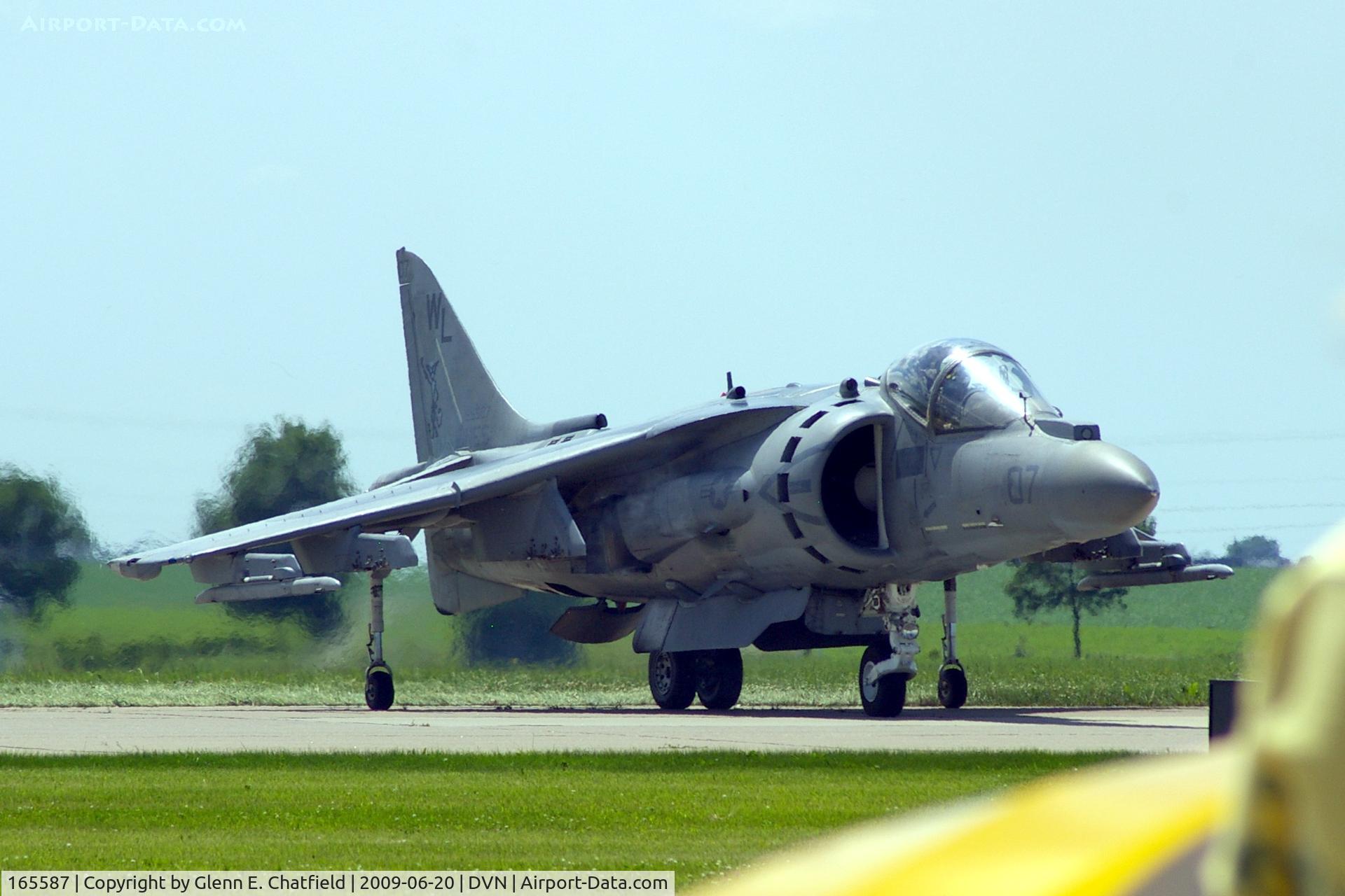 165587, Boeing AV-8B+(R)-27-MC Harrier II Plus C/N B324, Quad Cities Air Show; looking over the tail of a PT-17