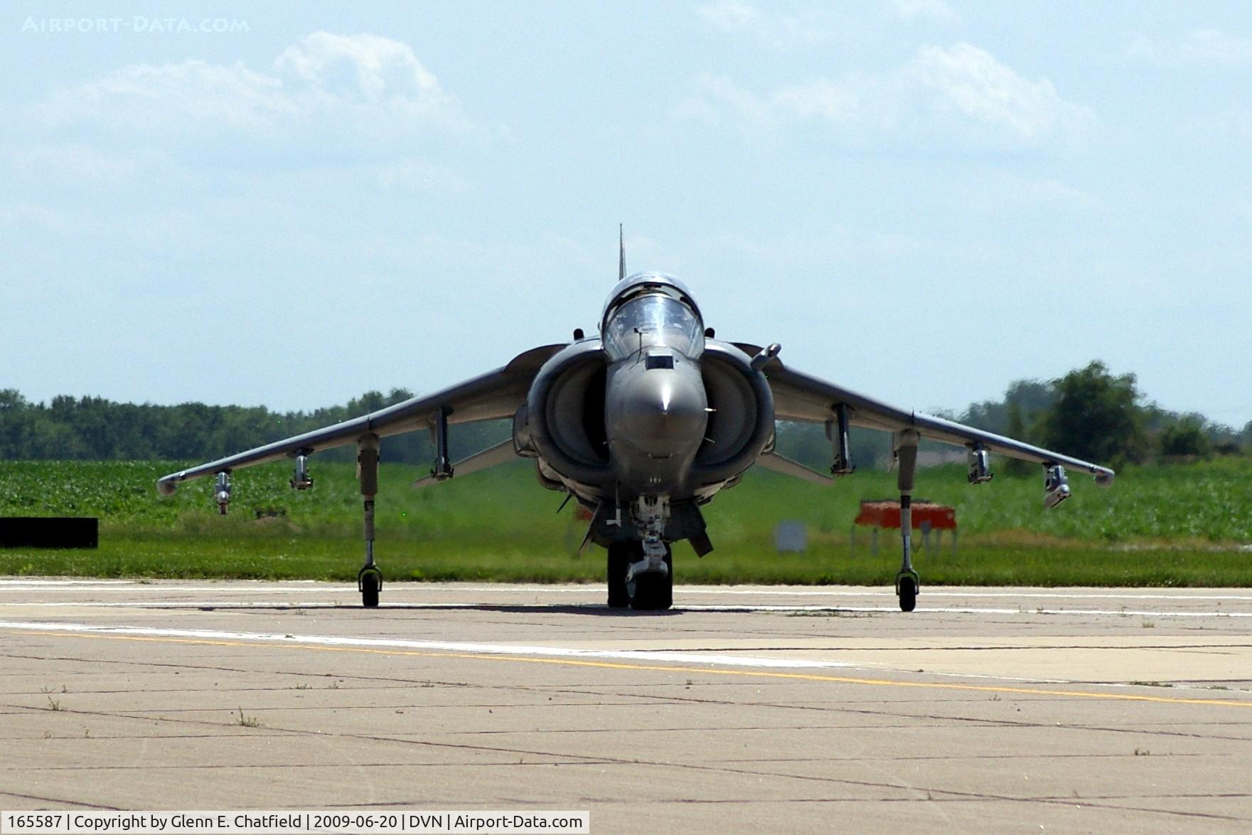 165587, Boeing AV-8B+(R)-27-MC Harrier II Plus C/N B324, Quad Cities Air Show, taxiing in after the display