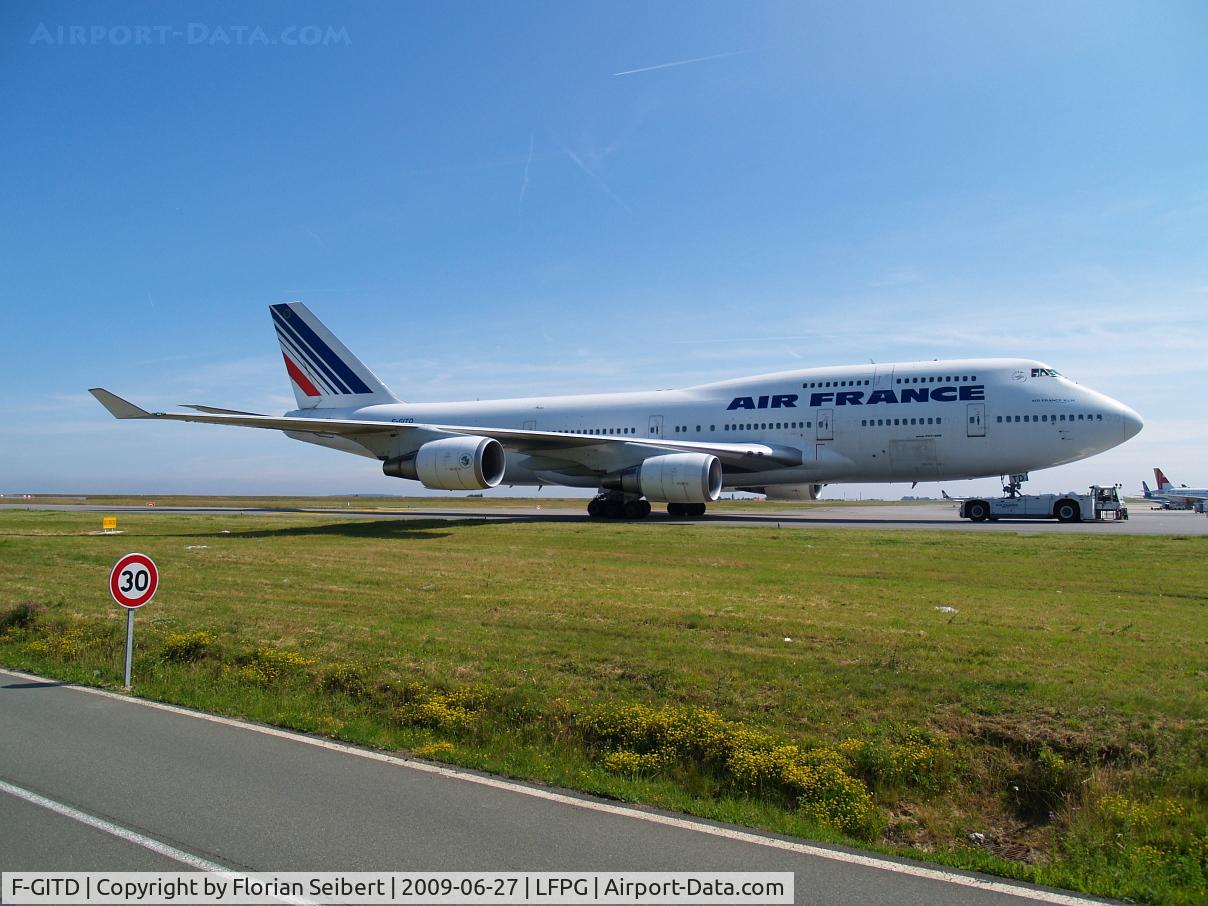 F-GITD, 1992 Boeing 747-428 C/N 25600, getting towed to her gate